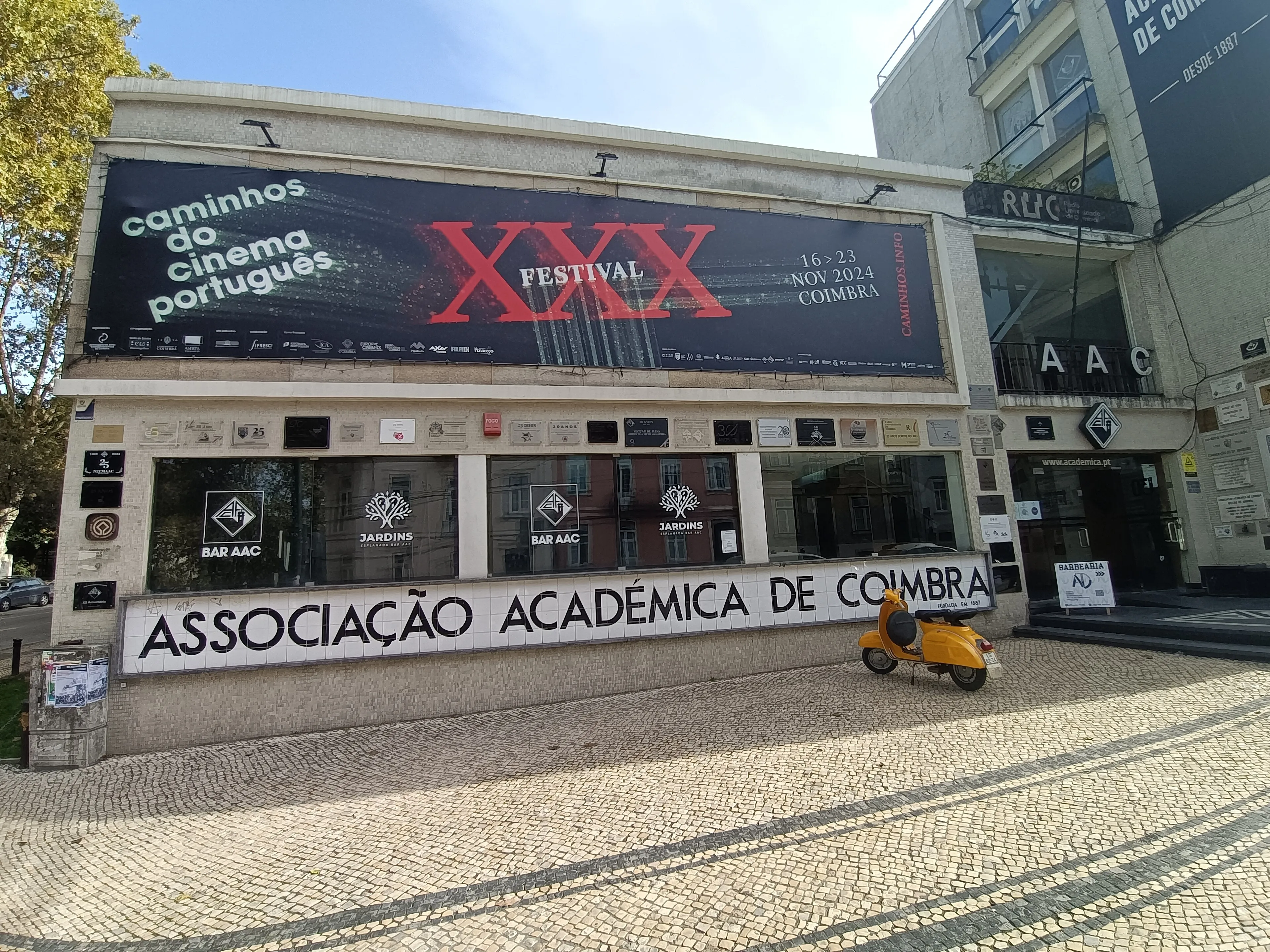Reprezentatywny widok Teatro Académico de Gil Vicente w Coimbrze.