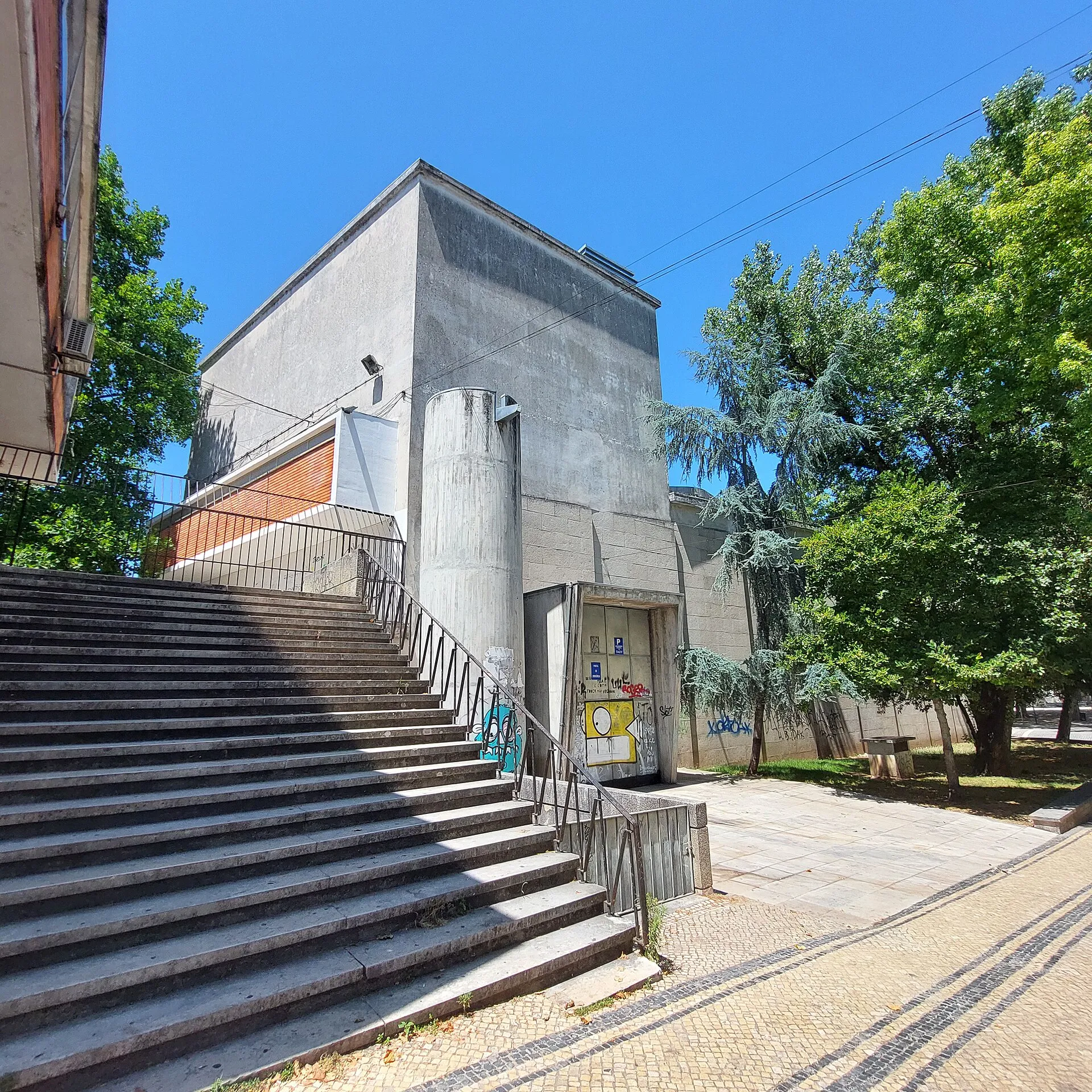 Widok z zewnątrz na Teatro Académico de Gil Vicente w Coimbrze.