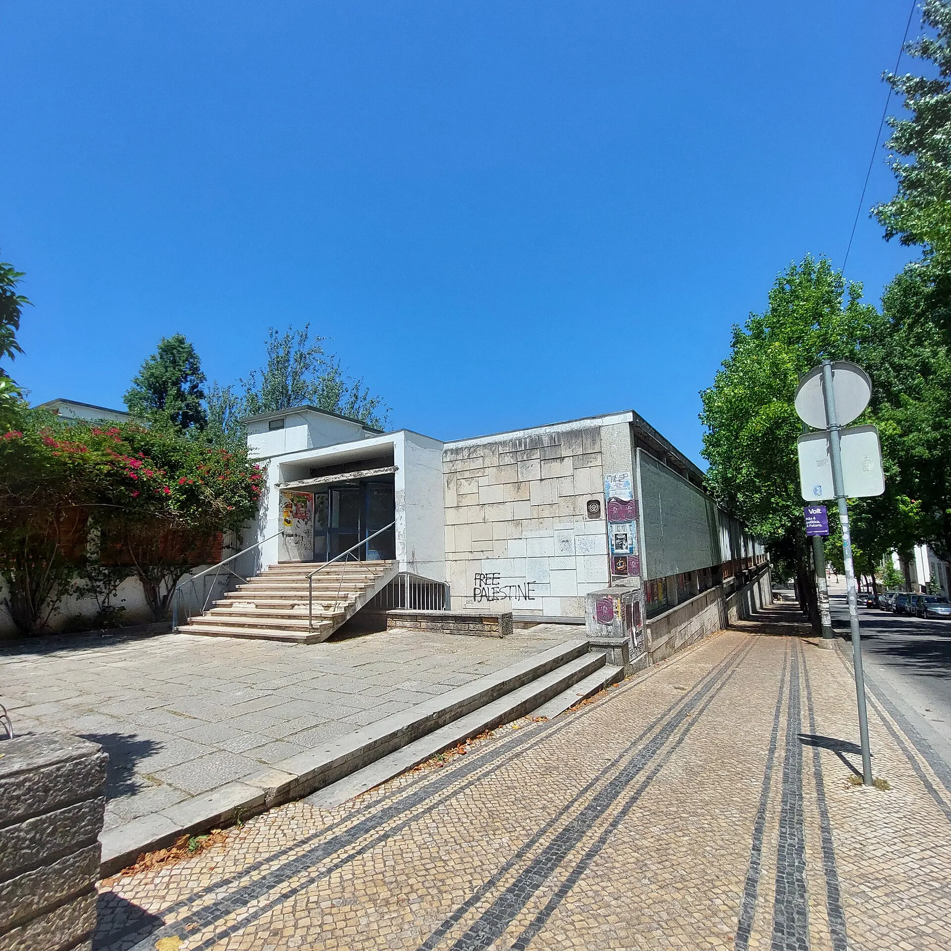 Widok z zewnątrz na Teatro Académico de Gil Vicente w Coimbrze.
