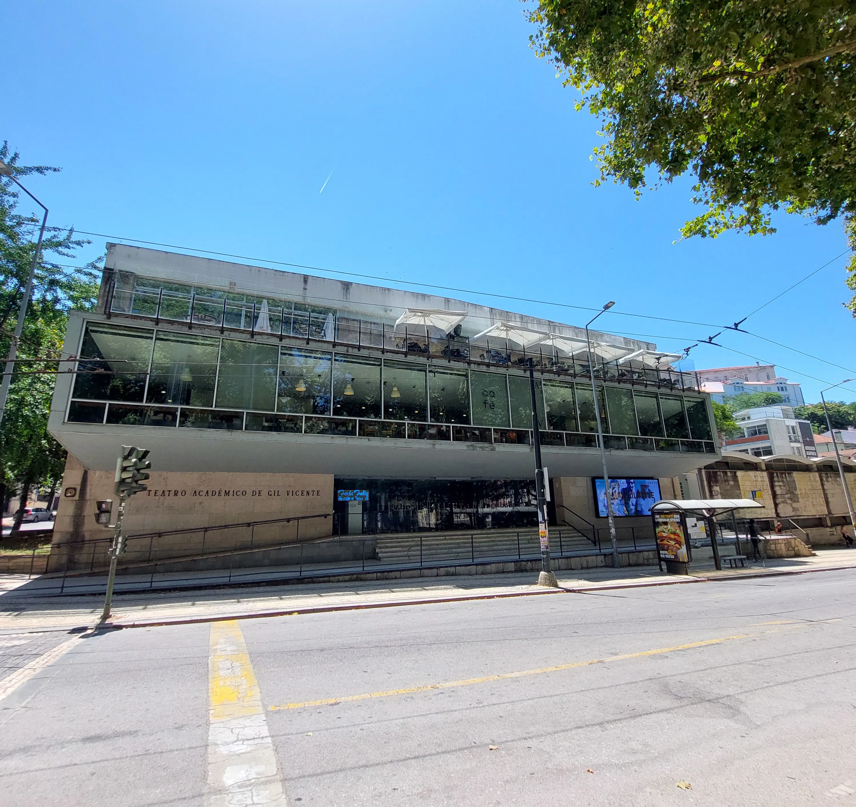 Widok zewnętrzny Teatro Académico de Gil Vicente w Coimbrze.