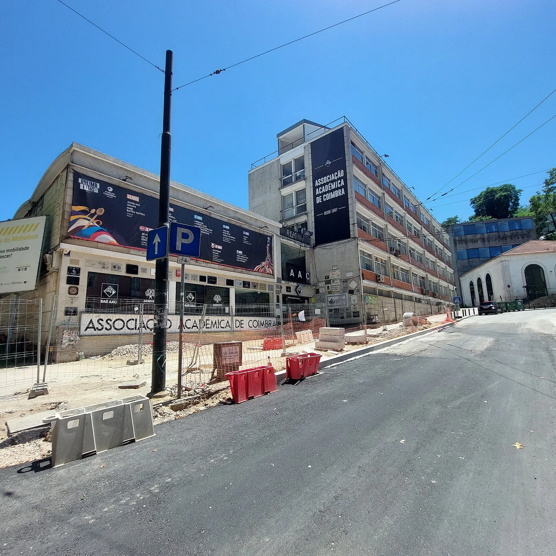 Widok z zewnątrz Teatro Académico de Gil Vicente w Coimbrze.
