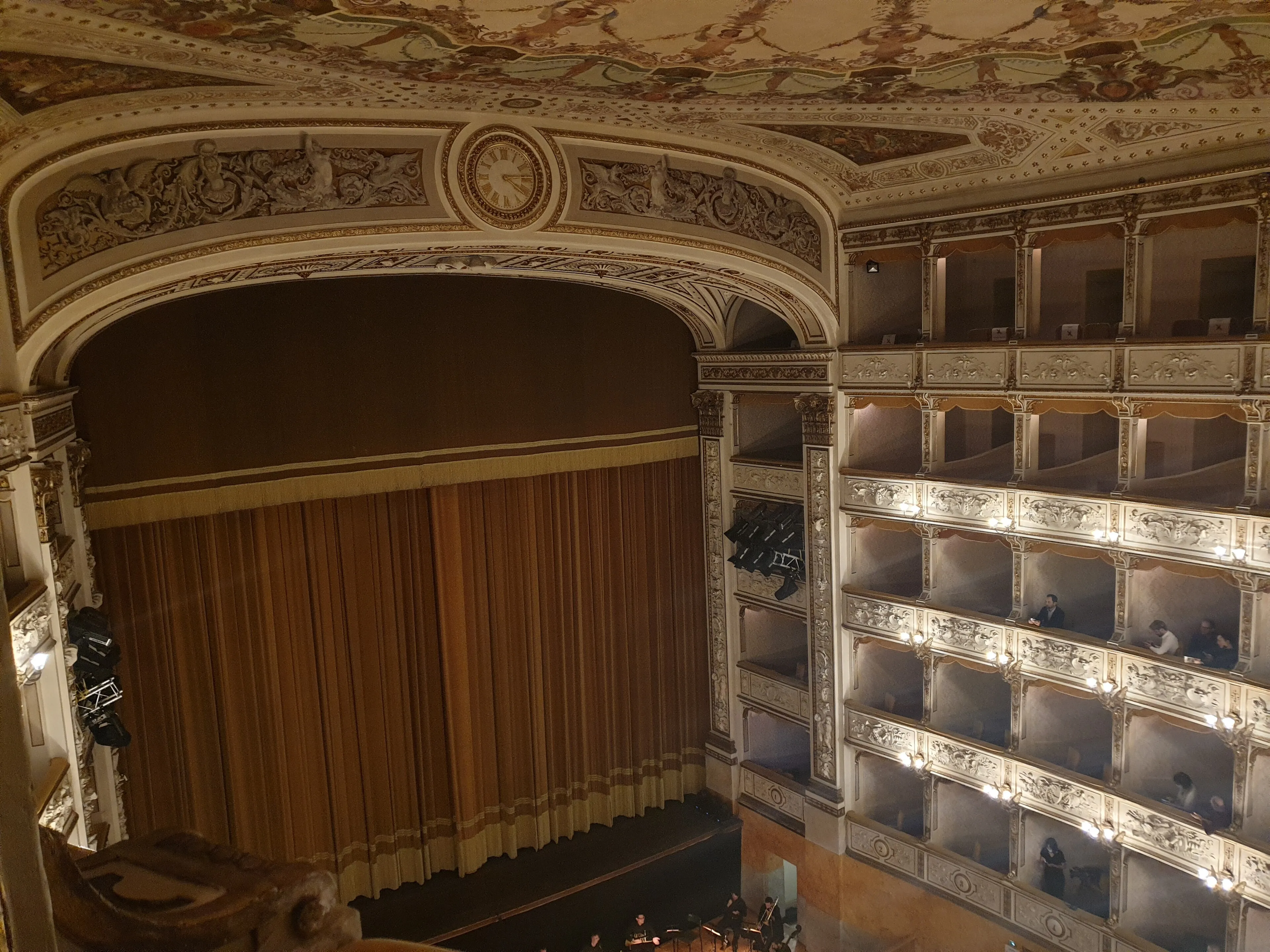 Reprezentatywny widok Teatro Verdi w Pizie.