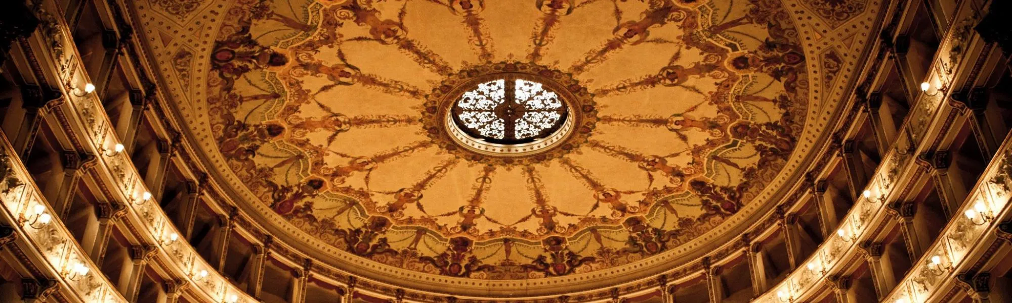 Widok wnętrza Teatro Verdi w Pizie.