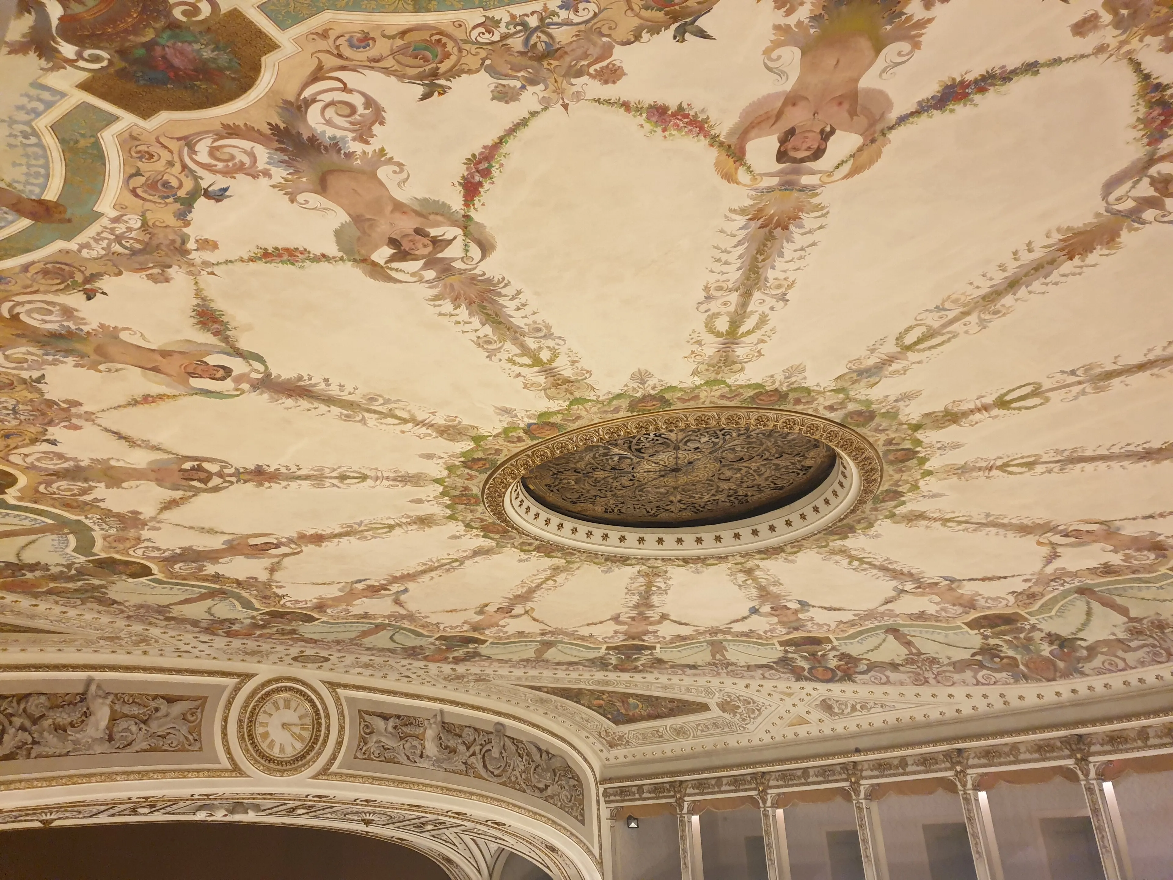 Widok reprezentatywny budynku Teatro Verdi w Pizie.
