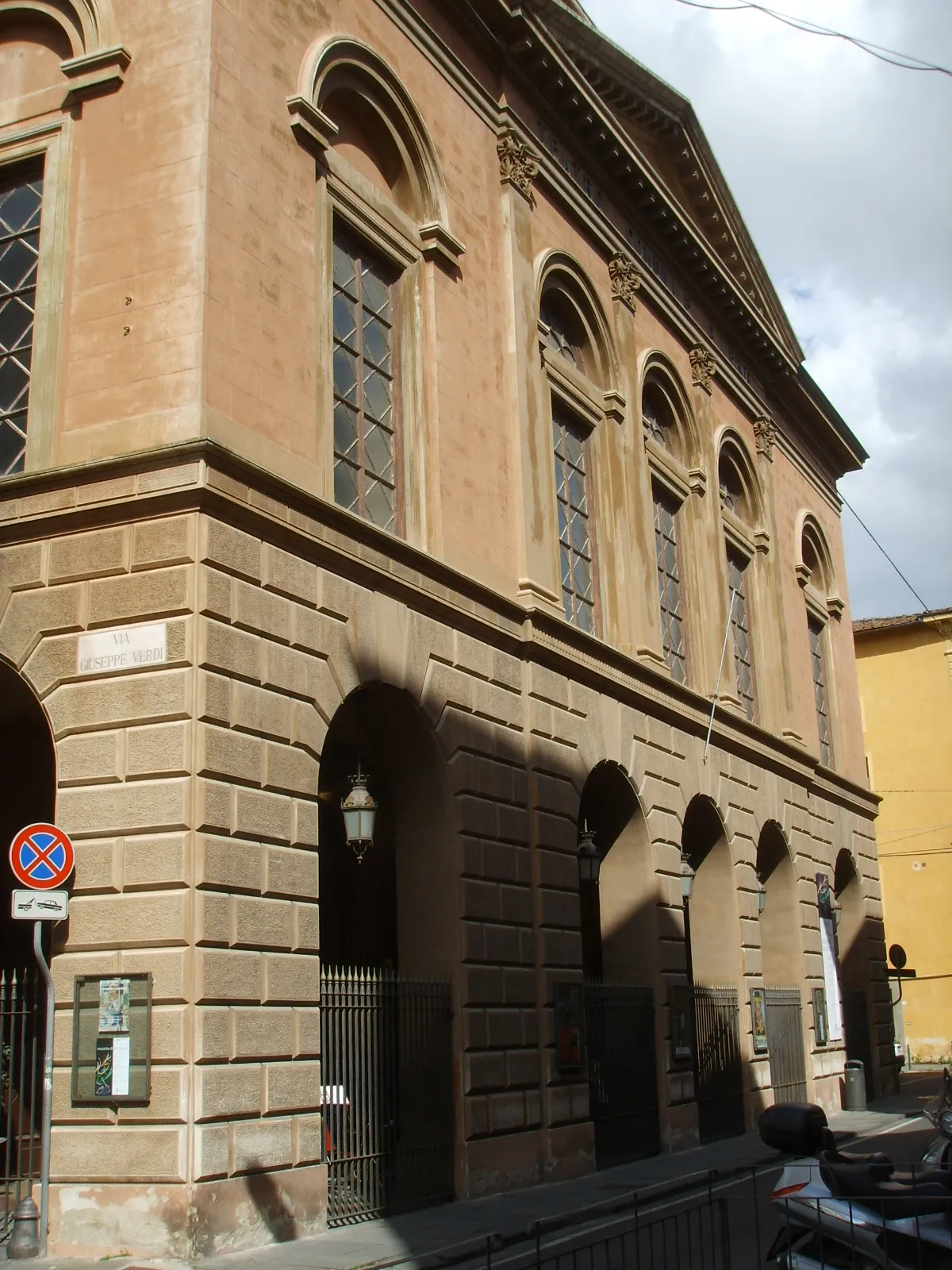 Reprezentatywny widok Teatro Verdi w Pizie.