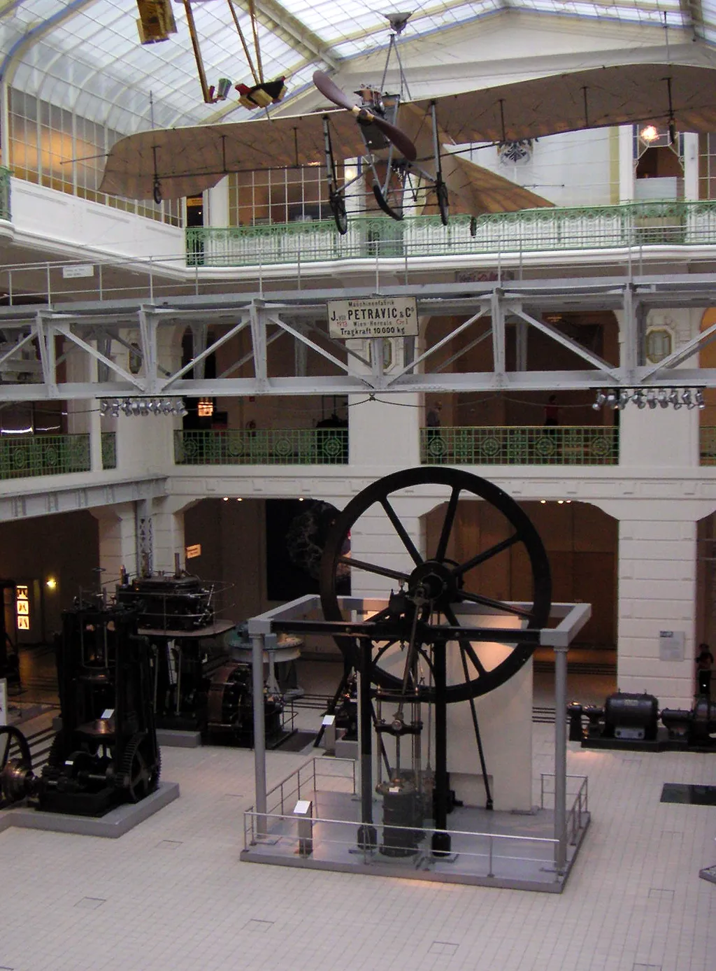 Interior del Technisches Museum Wien con una gran máquina de vapor y un biplano antiguo en exhibición