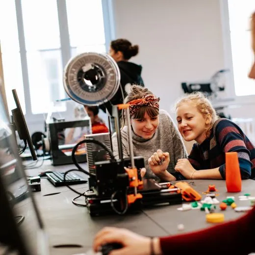 Kinderen aan het werk met een 3D-printer in een workshop