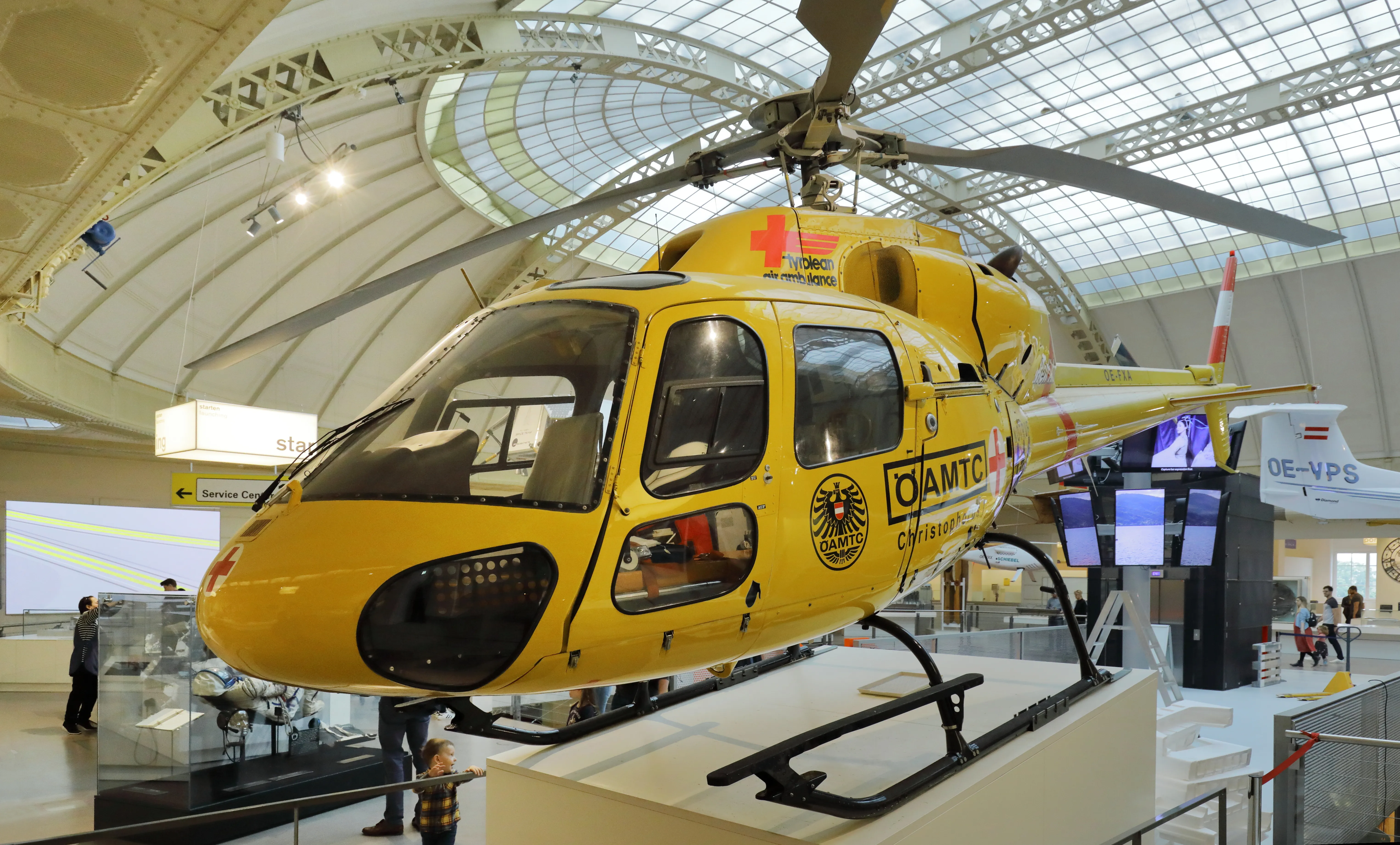 Helicóptero de rescate amarillo con distintivos del servicio de emergencias médicas alemán en exhibición en un salón de museo