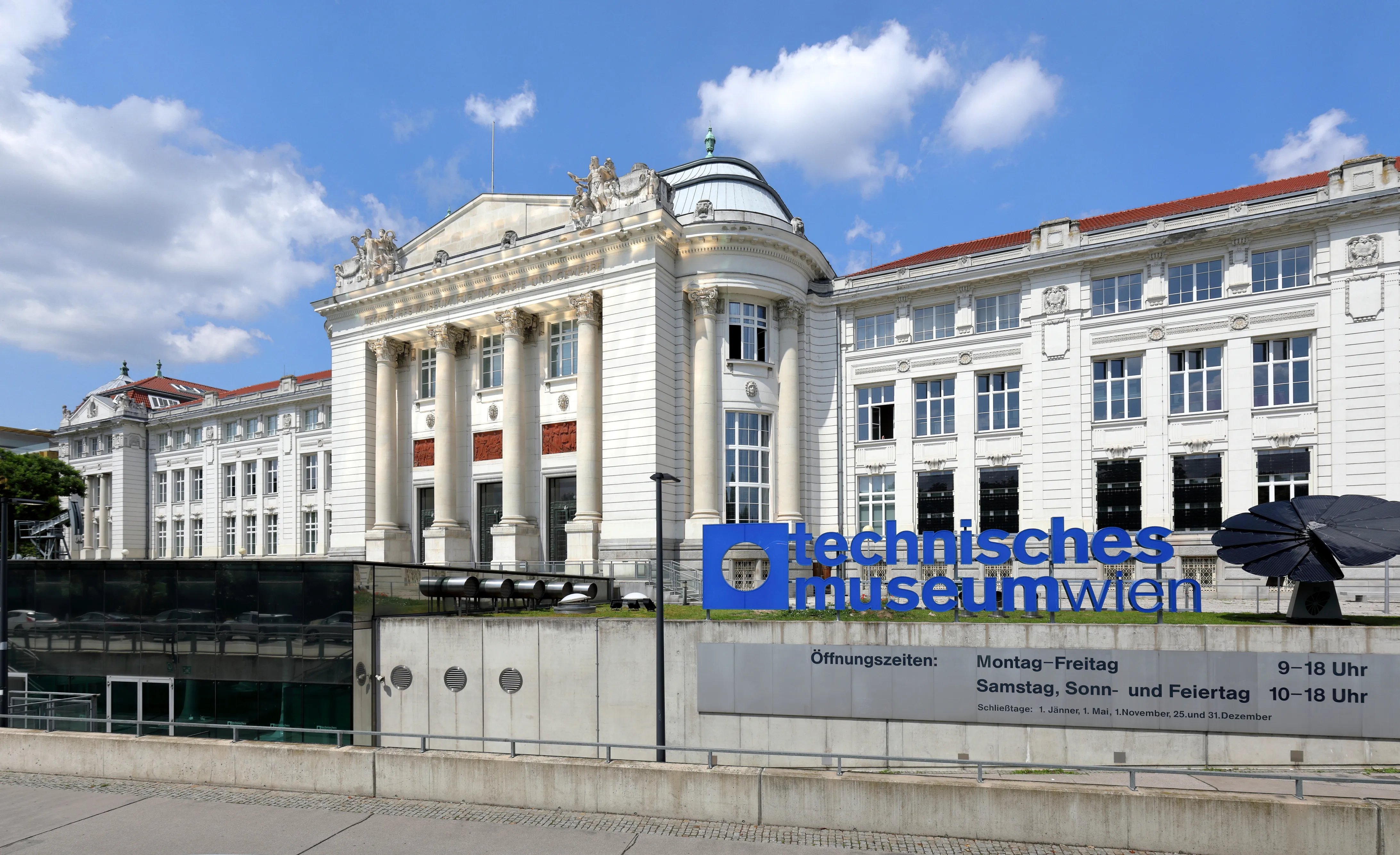 Edificio neoclásico blanco con columnas y un letrero azul que dice Technisches Museum Wien