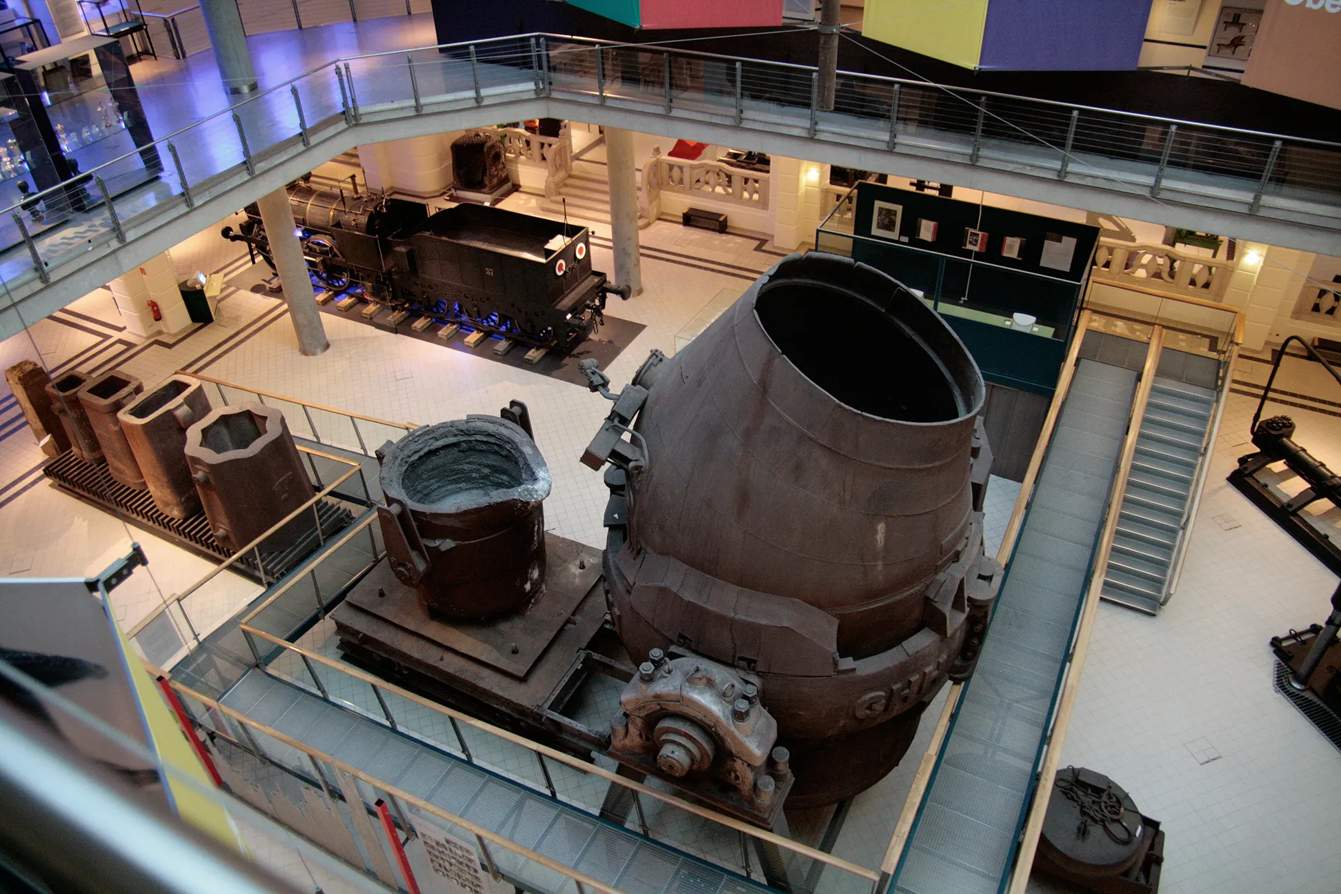 Gran horno industrial y maquinaria en un espacio de exposición de museo
