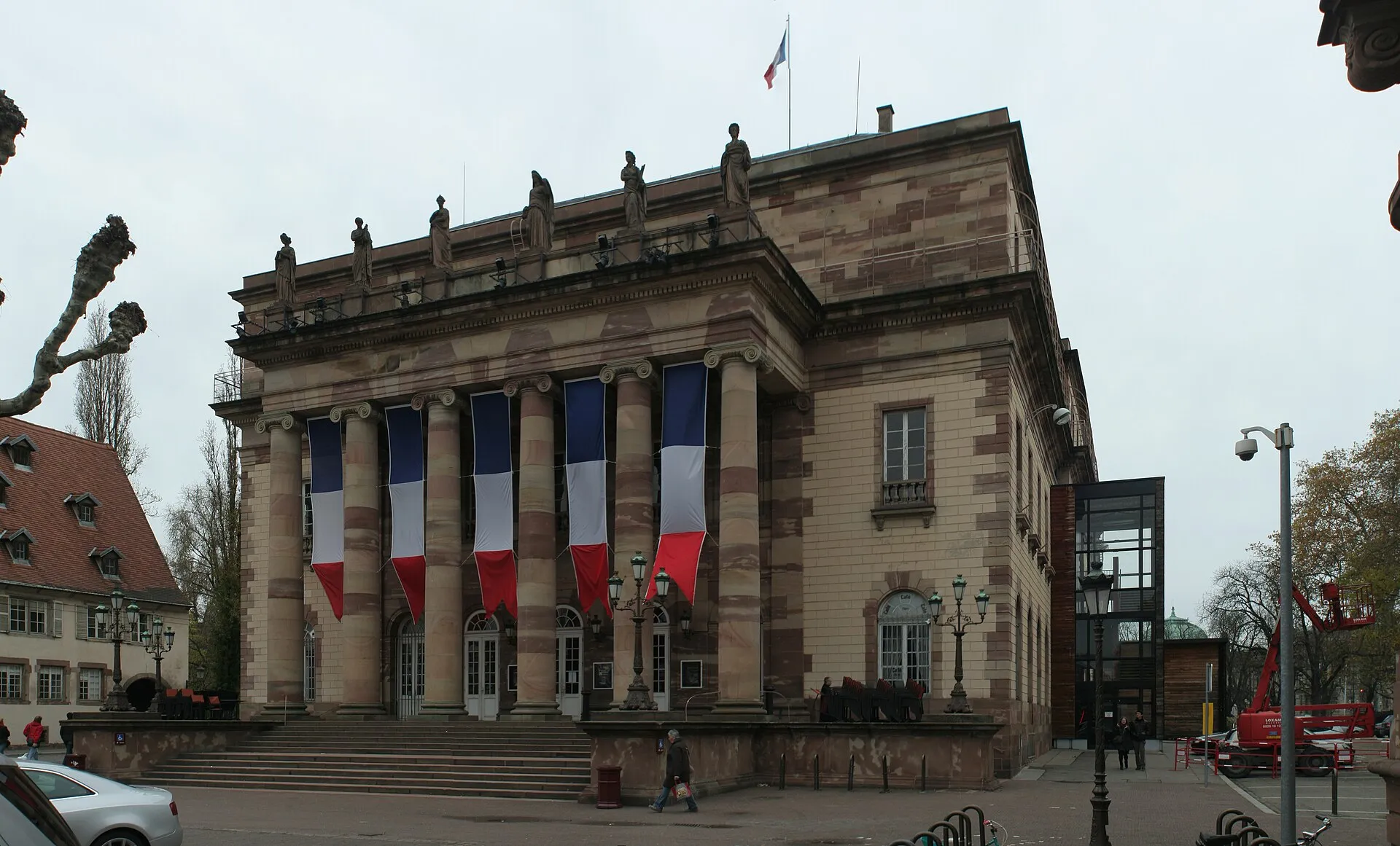 Drugi widok z zewnątrz na operę w Strasburgu przy placu Broglie, gdzie występuje Théâtre Alsacien de Strasbourg.