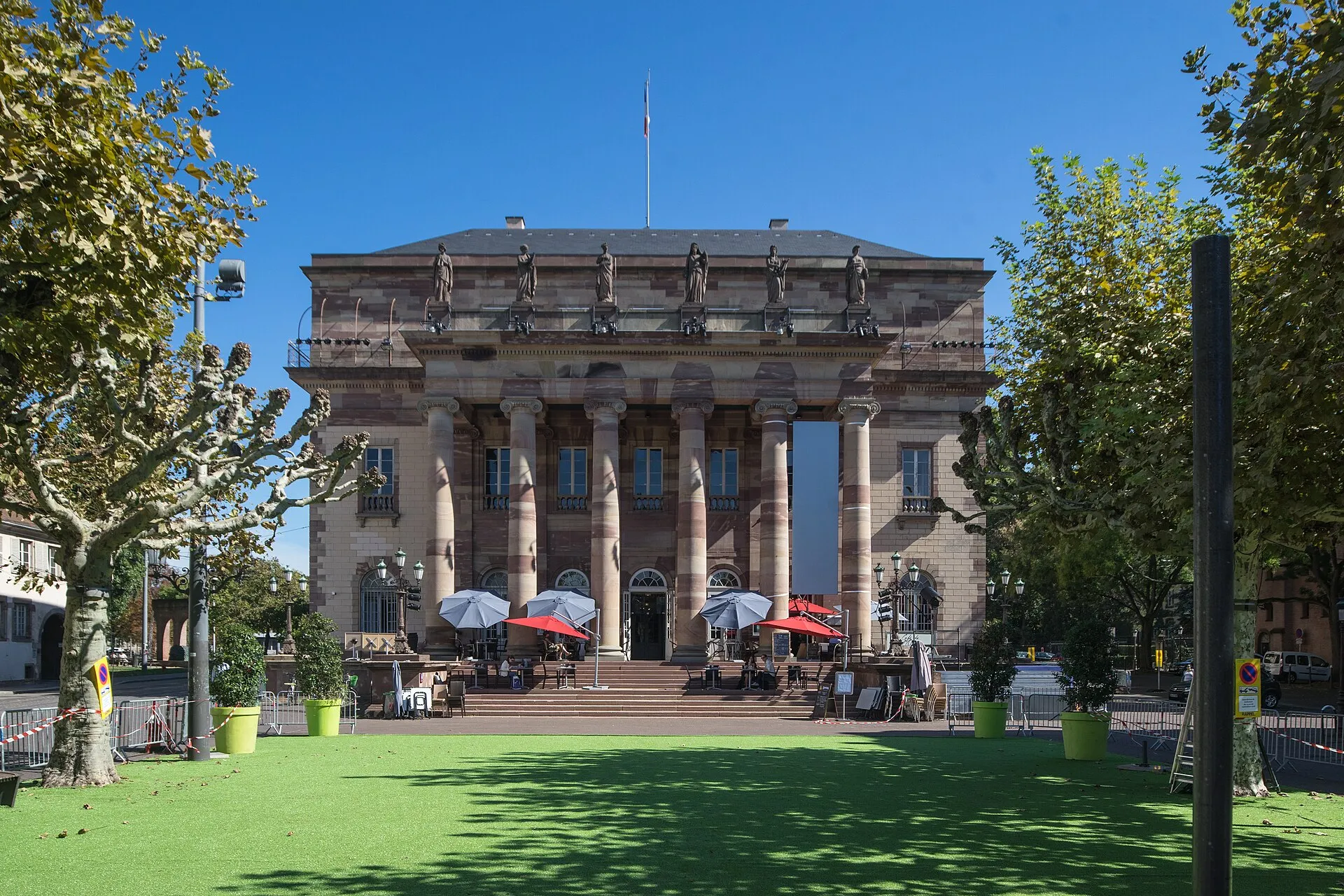 Trzeci widok z zewnątrz opery w Strasburgu przy Place Broglie, gdzie występuje Théâtre Alsacien de Strasbourg.