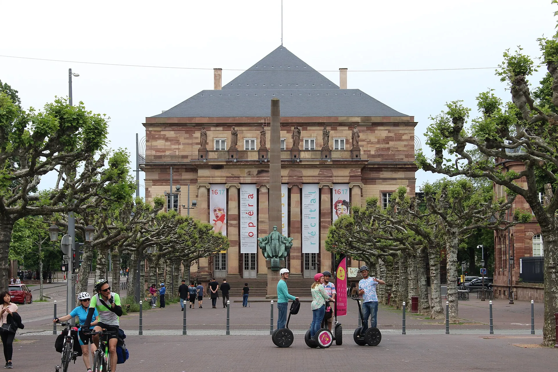 Widok z zewnątrz nr 4 na operę w Strasburgu przy Place Broglie, gdzie występuje Théâtre Alsacien de Strasbourg.