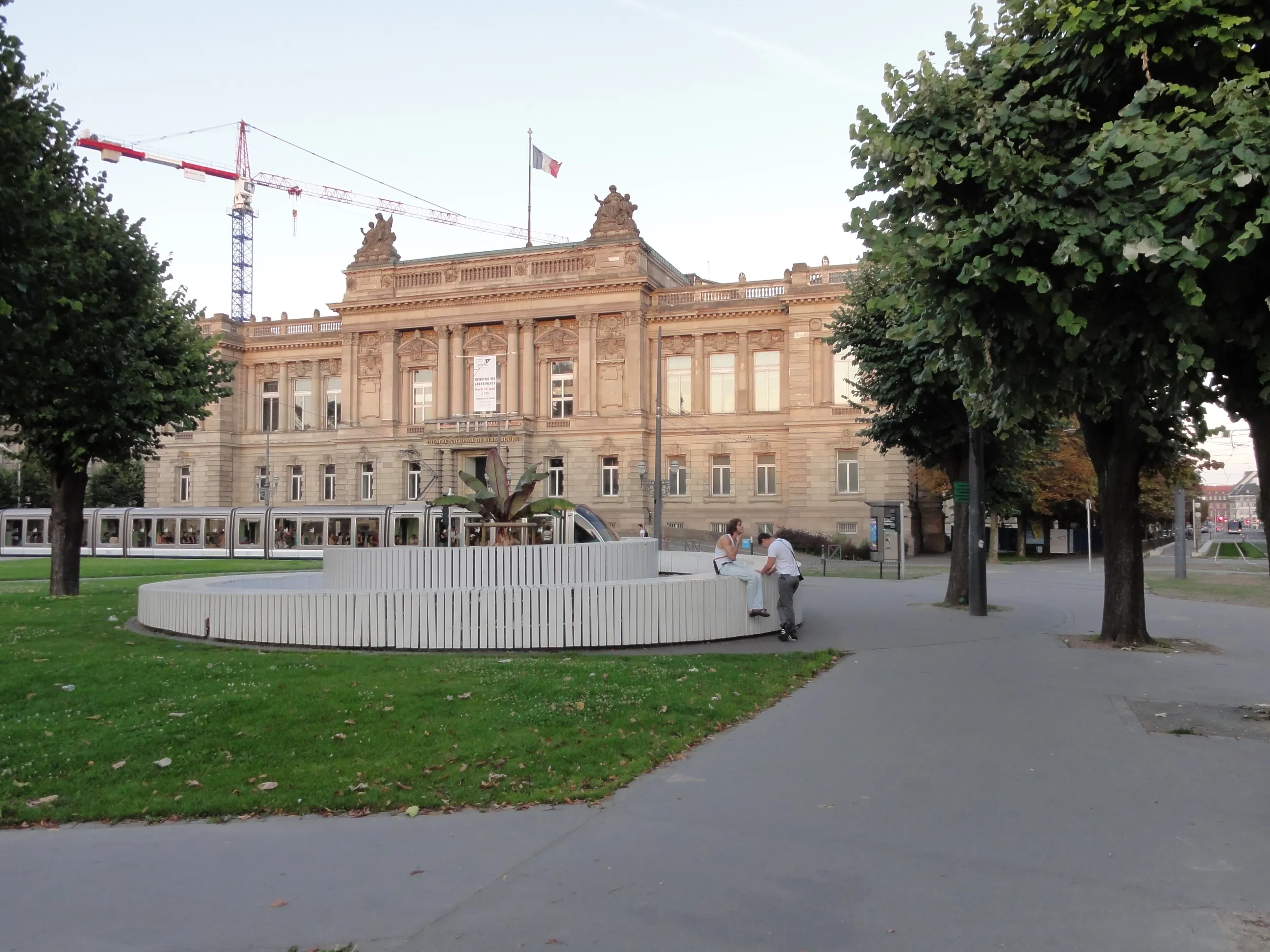 Widok z zewnątrz na Théâtre National de Strasbourg w Strasburgu.