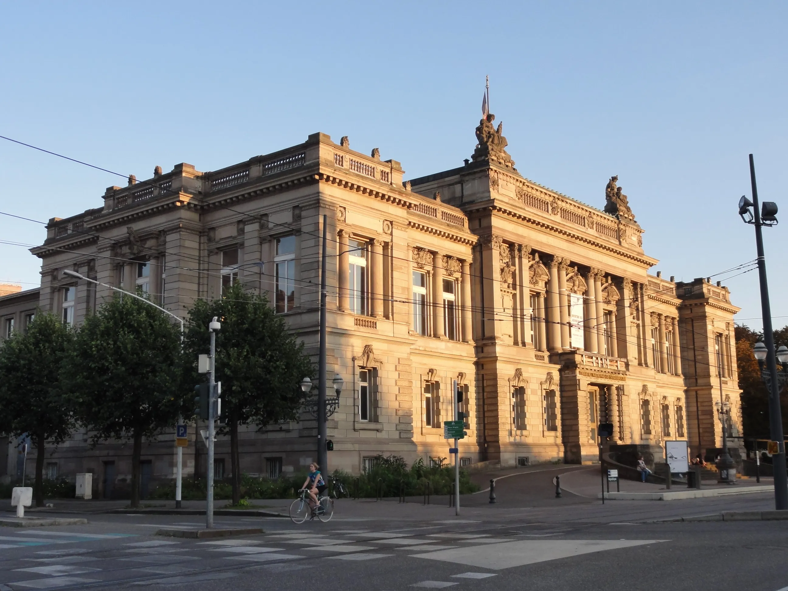 Widok z zewnątrz budynku Théâtre National de Strasbourg w Strasburgu.