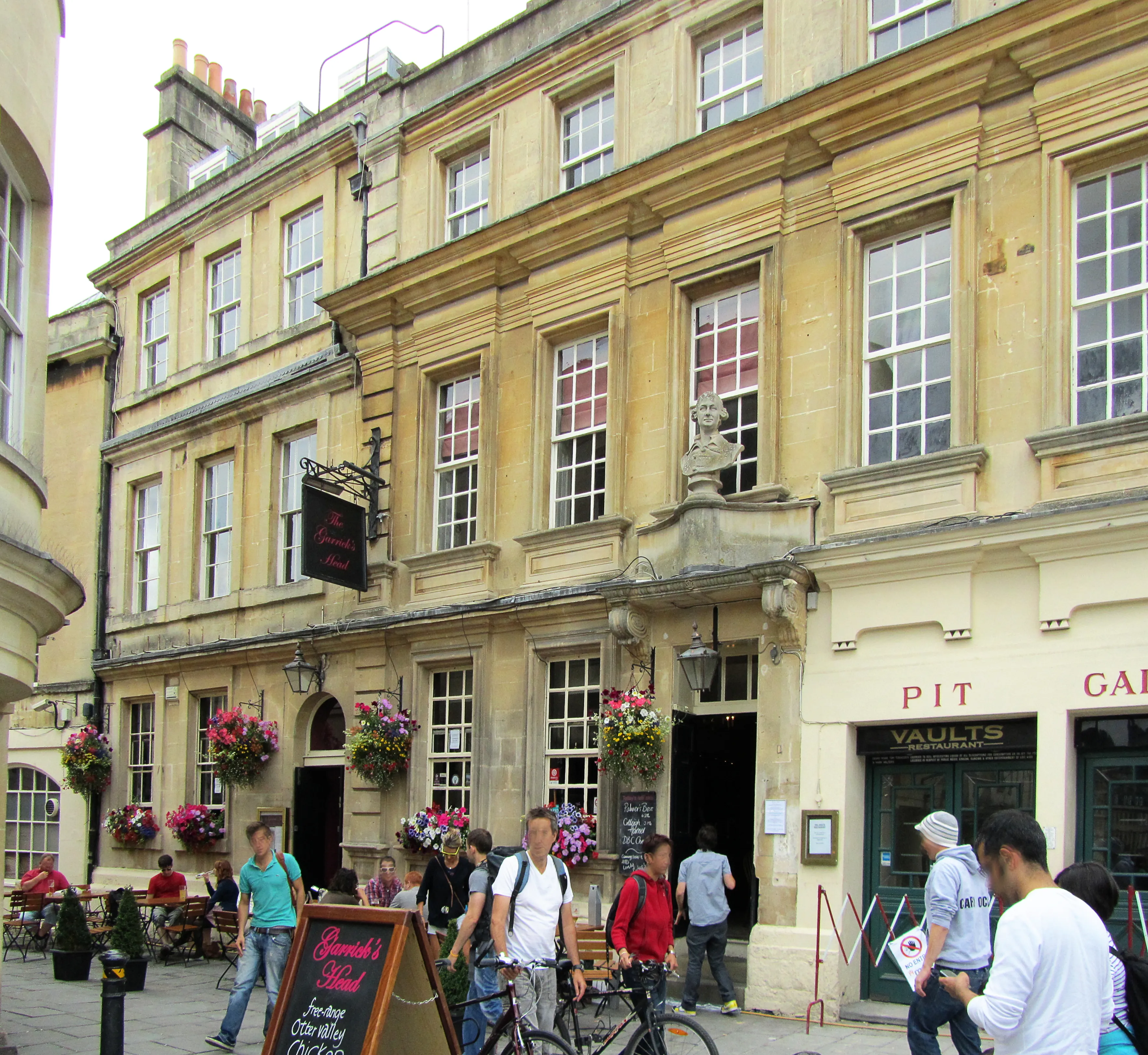 Reprezentatywny widok Theatre Royal Bath w Bath.