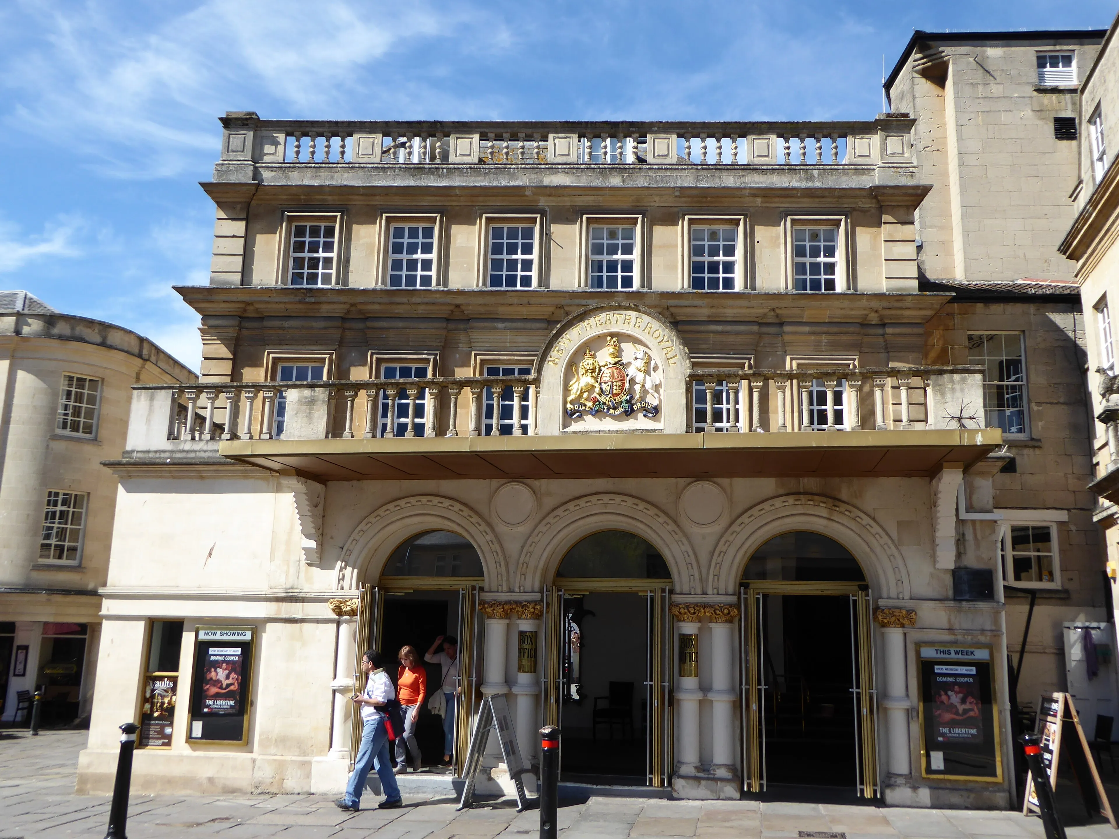 Widok z zewnątrz na teatr Theatre Royal Bath w Bath.