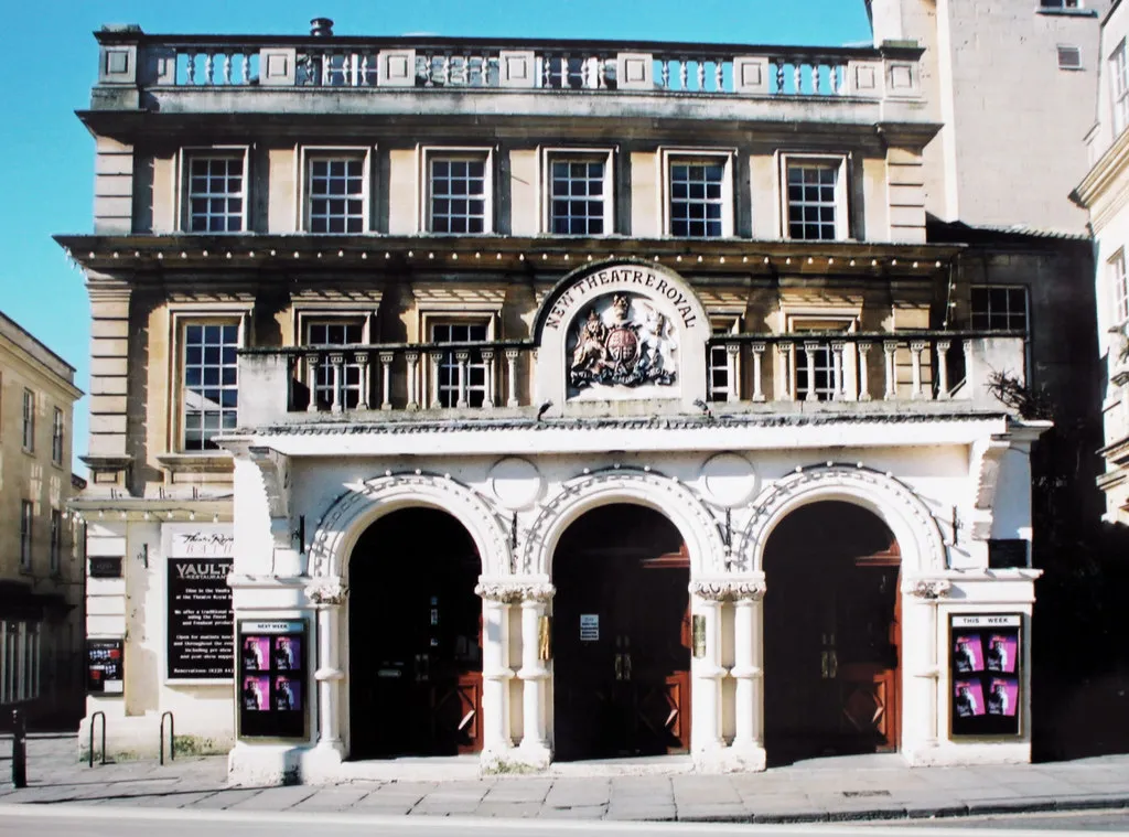 Reprezentatywny widok Theatre Royal Bath w Bath.