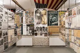 Interieur van het Derde Man Museum met muren bedekt met foto's, posters en filmgerelateerde memorabilia.