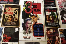 Een verzameling vintage filmposters voor 'The Third Man' tentoongesteld aan een muur