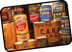 vintage blikken en dozen, waaronder Maxwell House koffie en C.A.R.F. verpakkingen