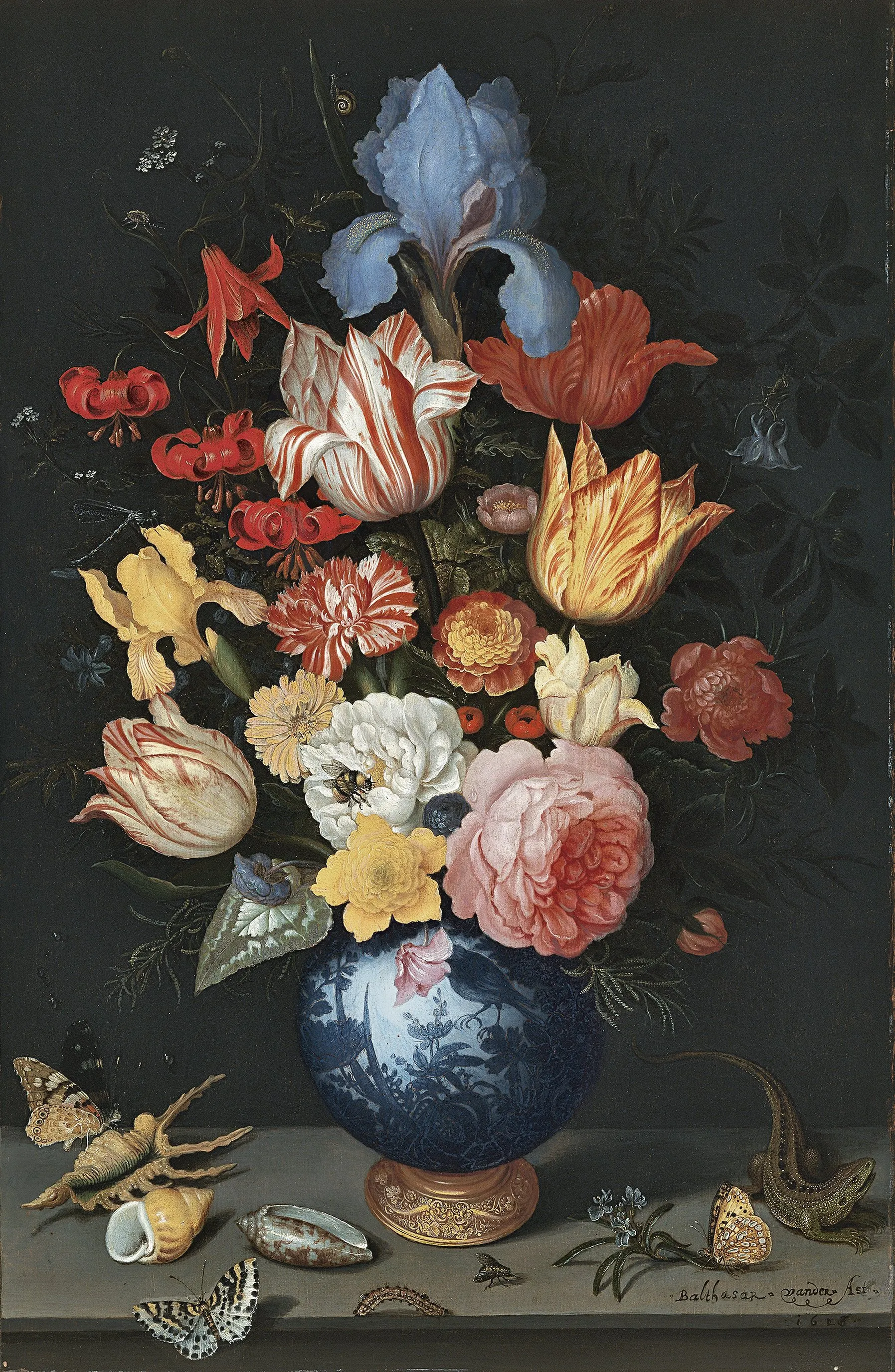 Een stilleven met een blauw-witte vaas waarin een kleurrijk bloemarrangement staat, omringd door schelpen, vlinders en een hagedis op een tafel.