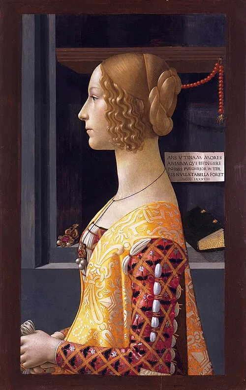 Een schilderij van een vrouw in profiel, gekleed in een goud- en roodgepatroond kleed met een kralenketting en een rode snoer van kralen op de achtergrond