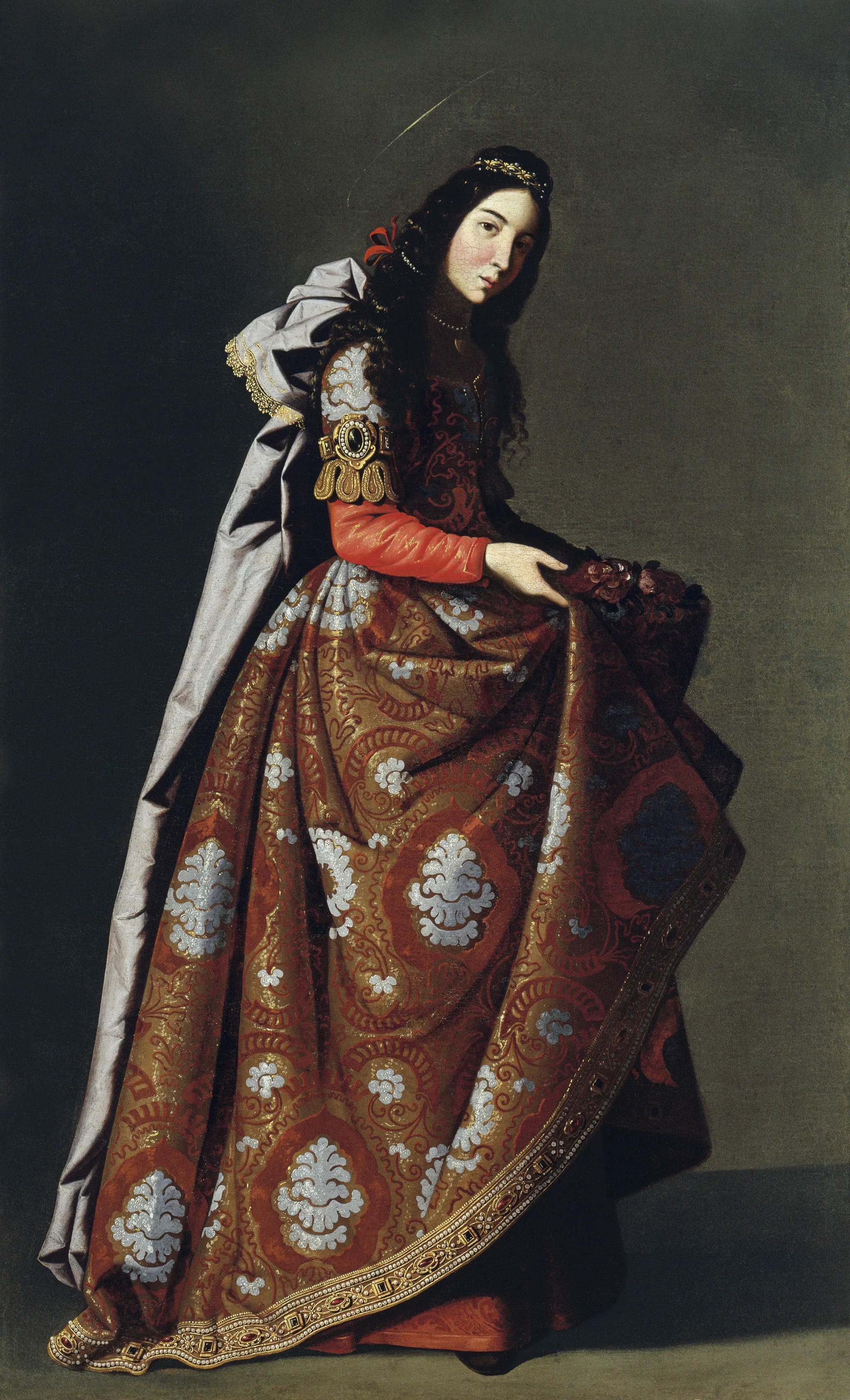 Een schilderij van een vrouw in een rood-gouden brokaatjurk met een zilveren mantel, staande tegen een donkere achtergrond.