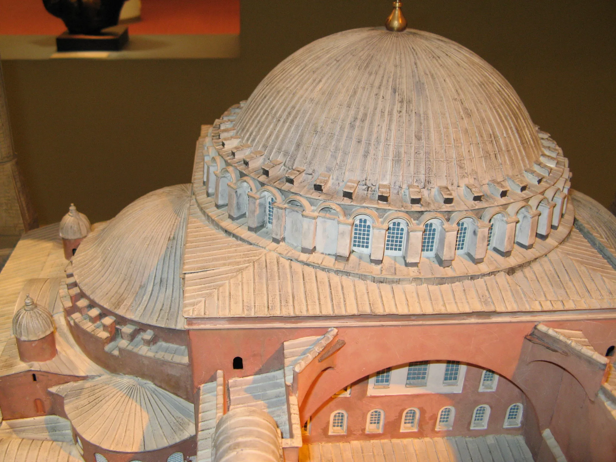 Maqueta táctil de la cúpula de Santa Sofía con relieves detallados y elementos arquitectónicos circundantes