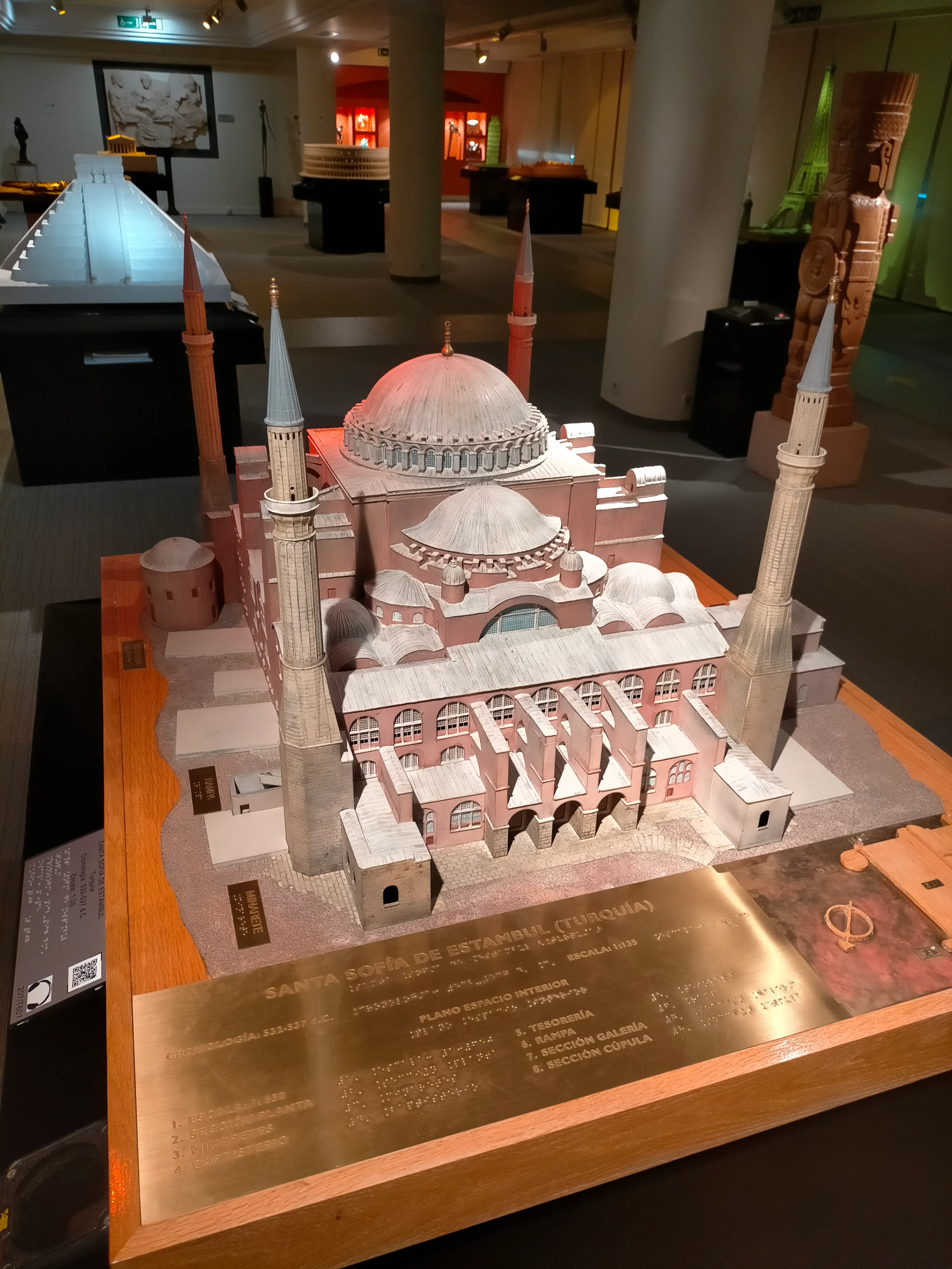 Maqueta táctil del Hagia Sophia con cúpulas y minaretes en una exhibición de museo