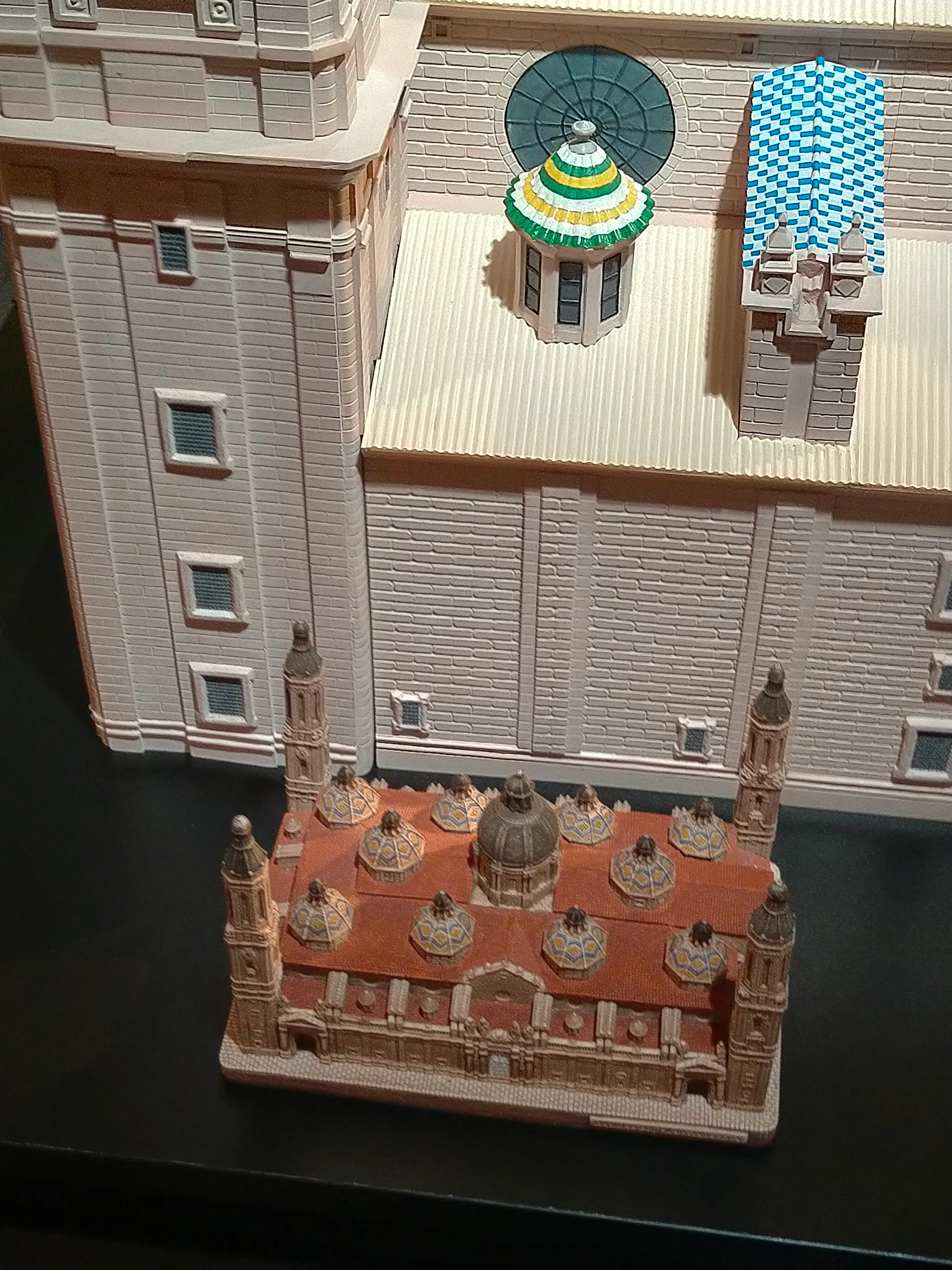 Maqueta táctil de un edificio con cúpulas y torres expuesta en el Museo Tiflológico