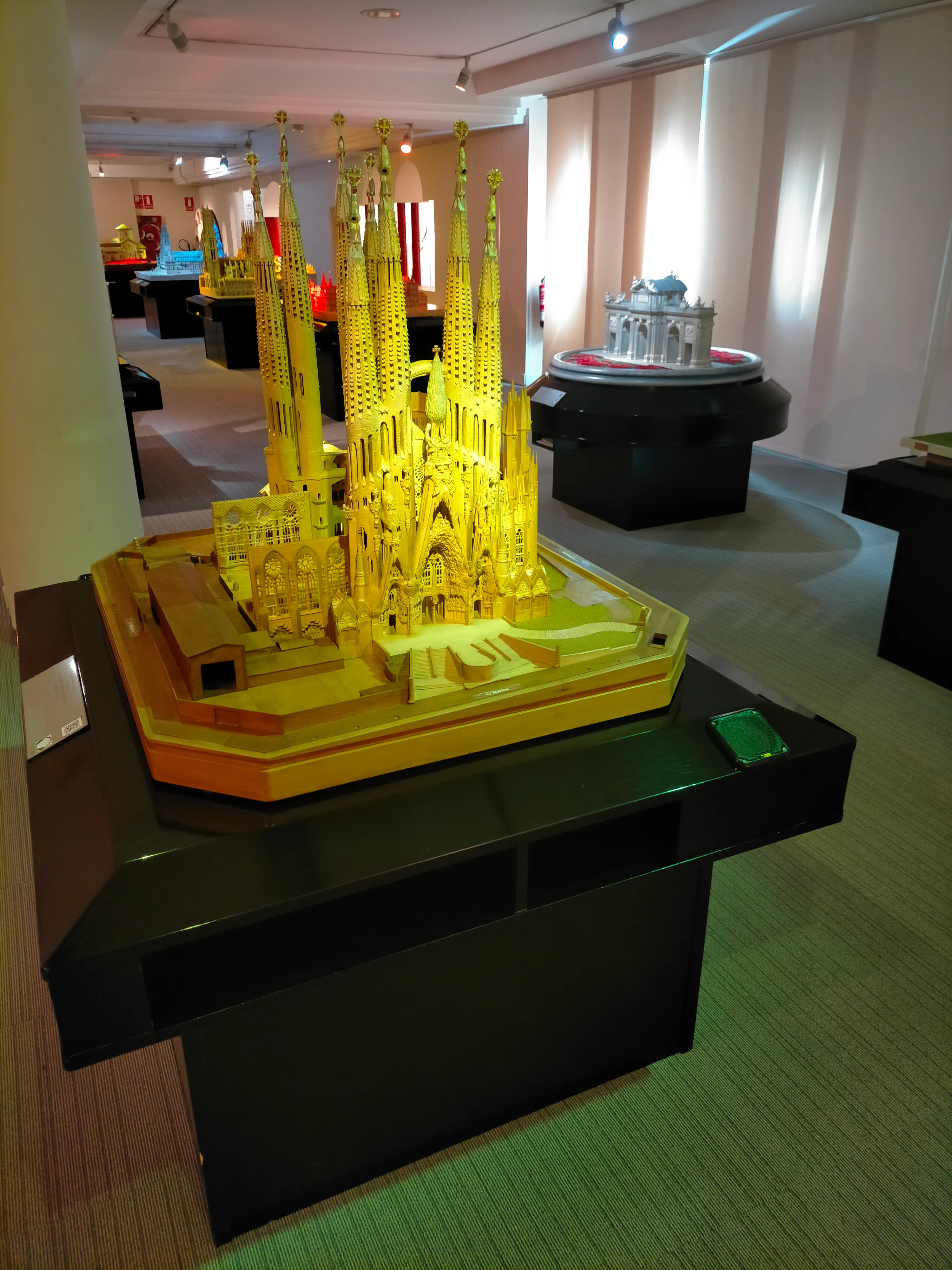 Modelo táctil dorado de la Sagrada Familia expuesto en una galería de museo