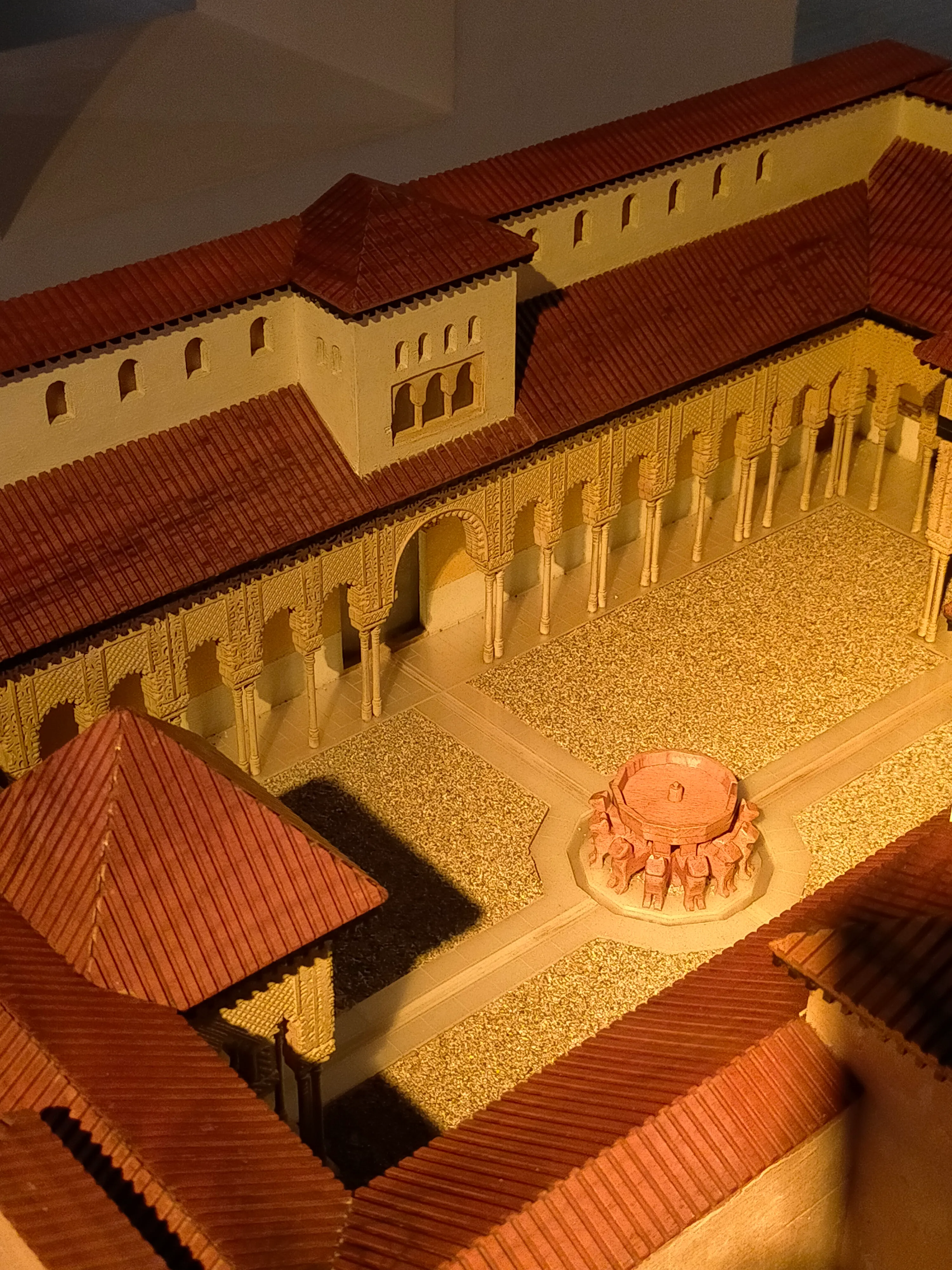 modelo táctil de un patio con columnatas arqueadas y una fuente central