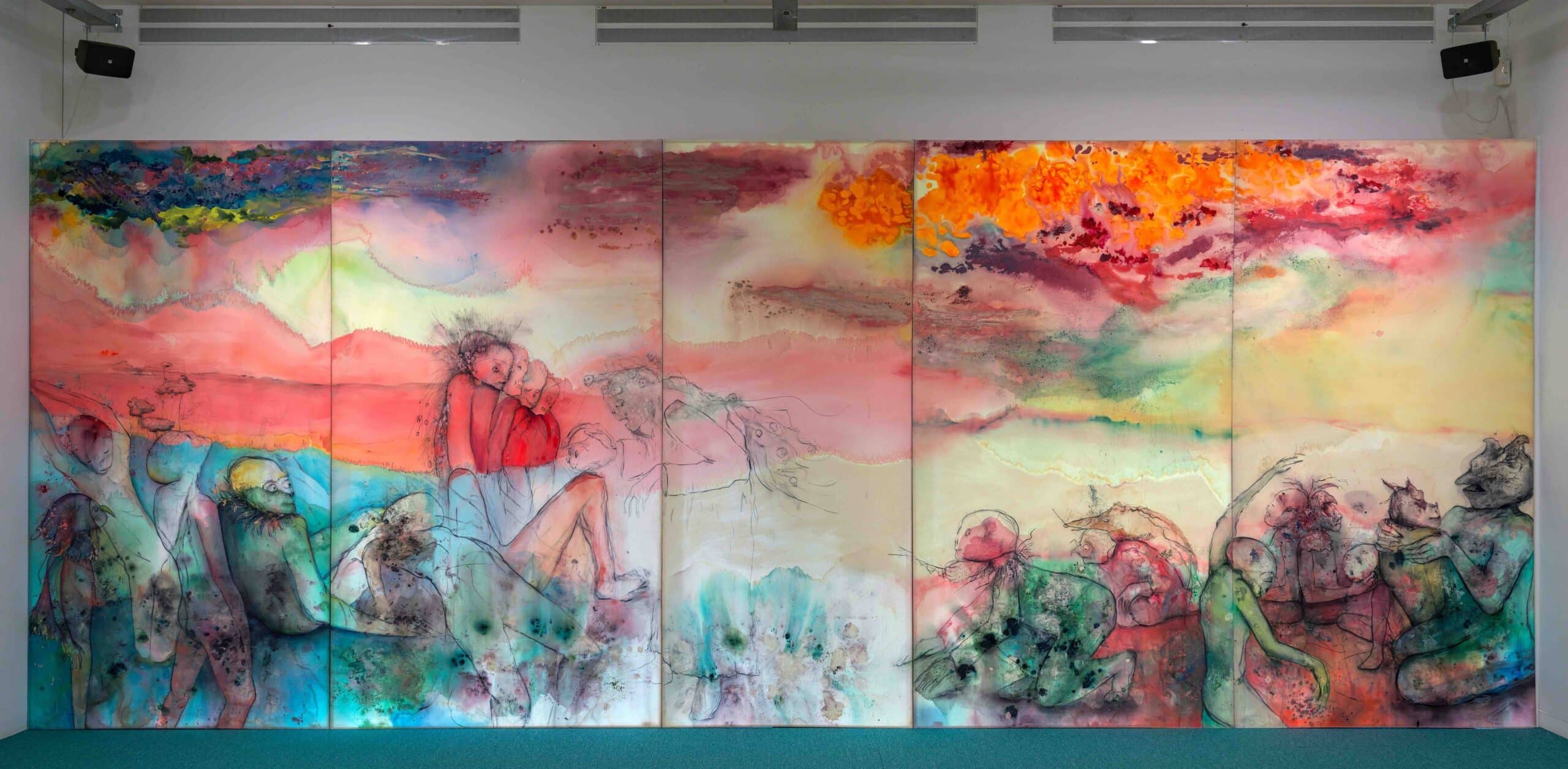 Vibrante mural de múltiples paneles con figuras humanas abstractas contra un cielo colorido, expuesto en una galería de museo con iluminación de rieles
