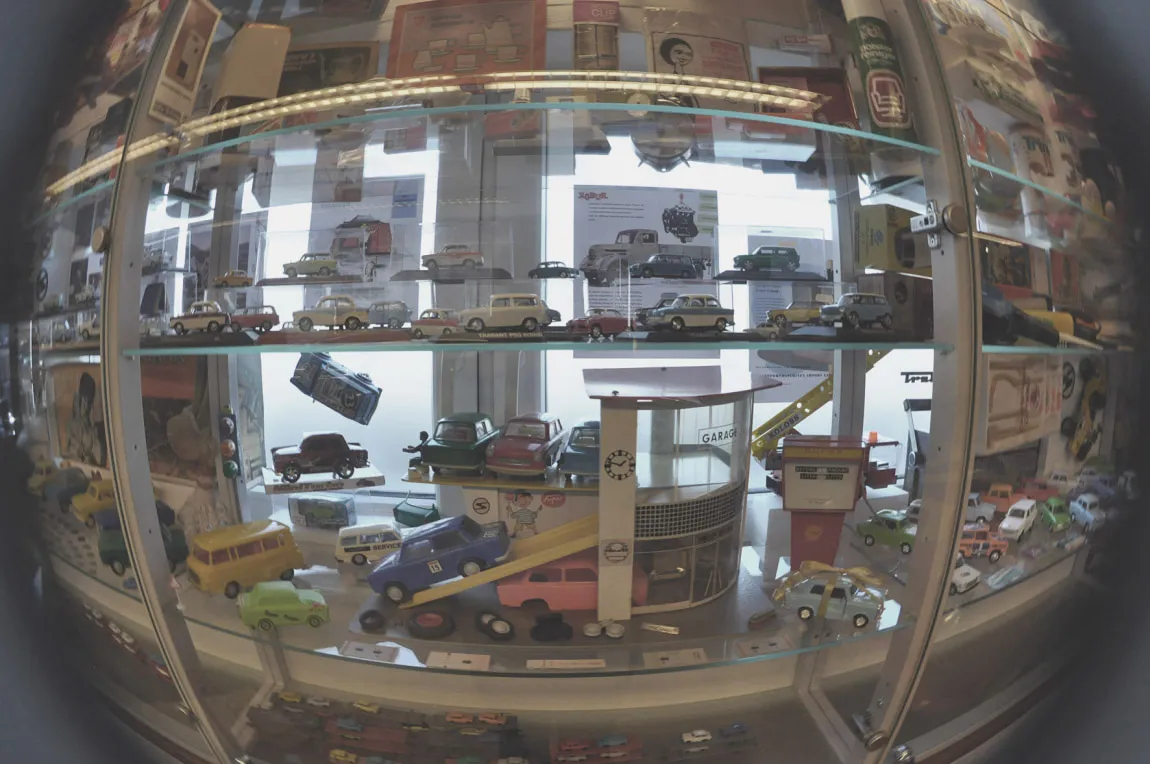 Vista de ojo de pez de una vitrina de cristal llena de coches a escala y recuerdos