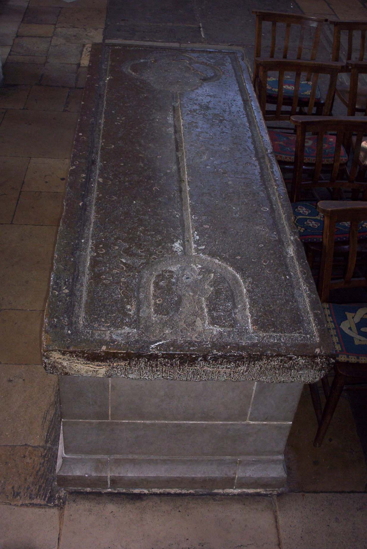 Losa sepulcral de piedra con diseño de báculo pastoral tallado en el interior de la University Church of St Mary the Virgin