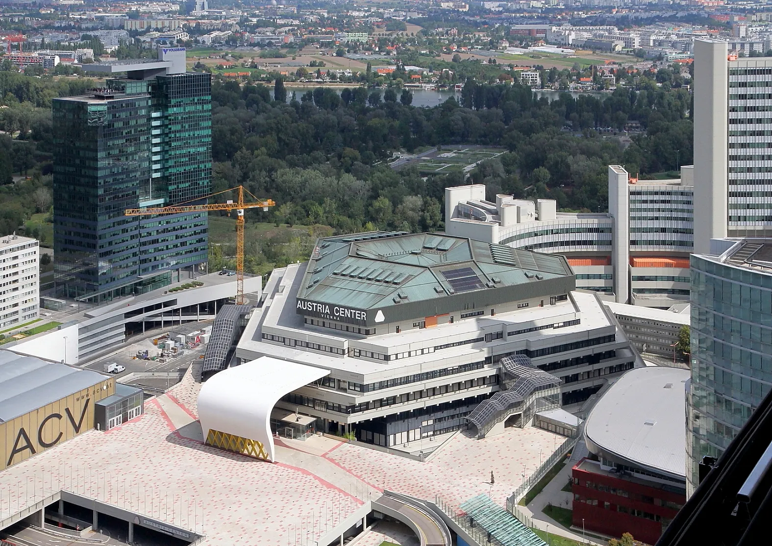 Luchtfoto van het Austria Center Vienna gebouwencomplex met moderne architectuur en de omliggende stad. 