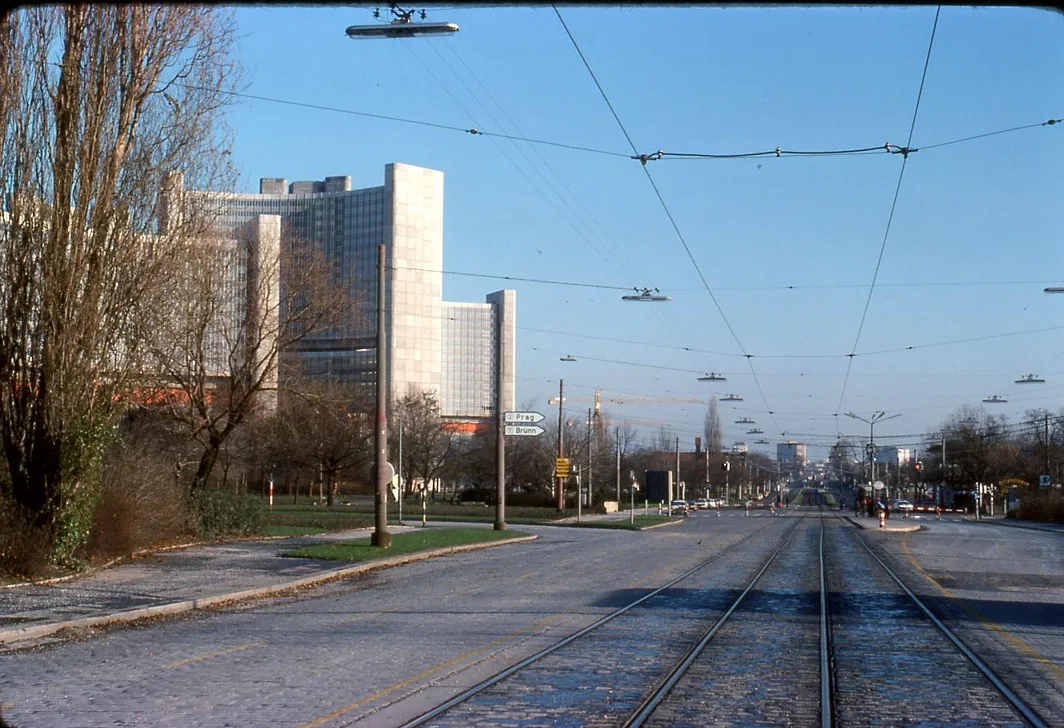 Nowoczesne wieżowce UNO City z torami tramwajowymi na pierwszym planie pod czystym niebem
