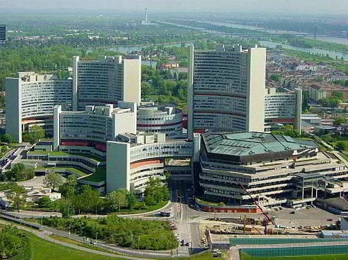 Luchtfoto van moderne gebouwen in het Vienna International Centre met groene omgeving en een rivier op de achtergrond