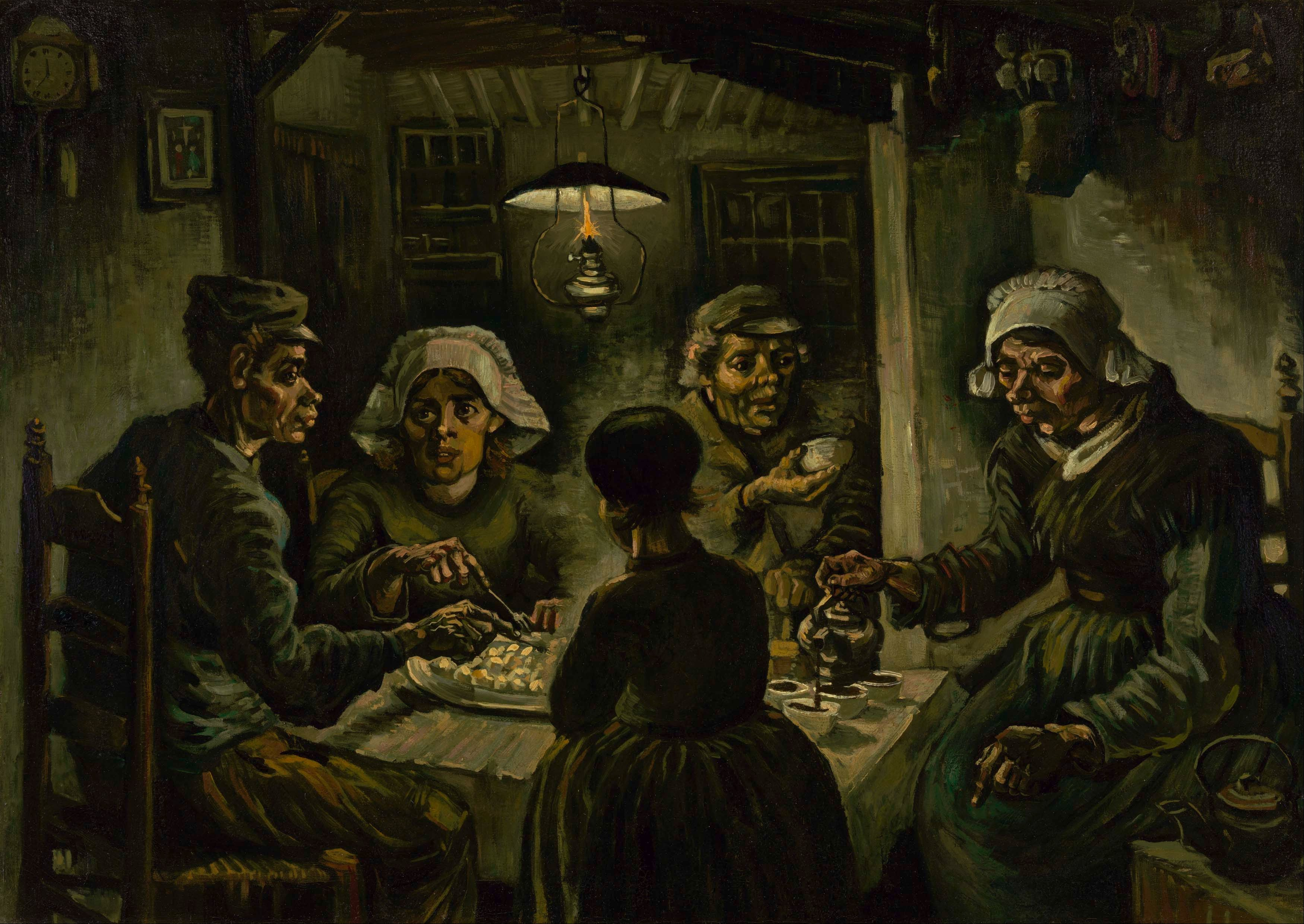 una pintura de cinco personas sentadas alrededor de una mesa en una habitación con poca luz y una lámpara colgante