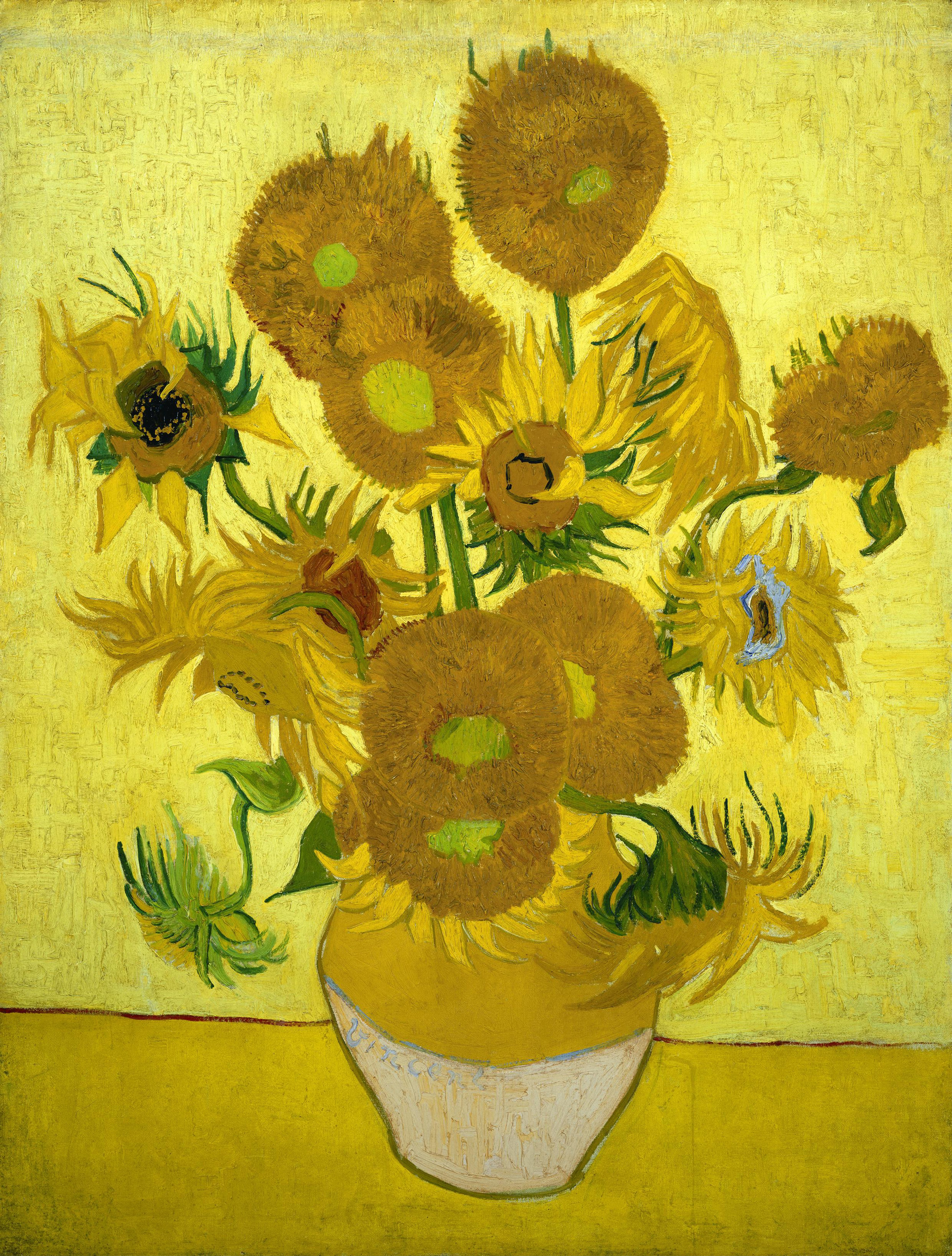Pintura de girasoles de Vincent van Gogh en un jarrón blanco sobre una superficie amarilla