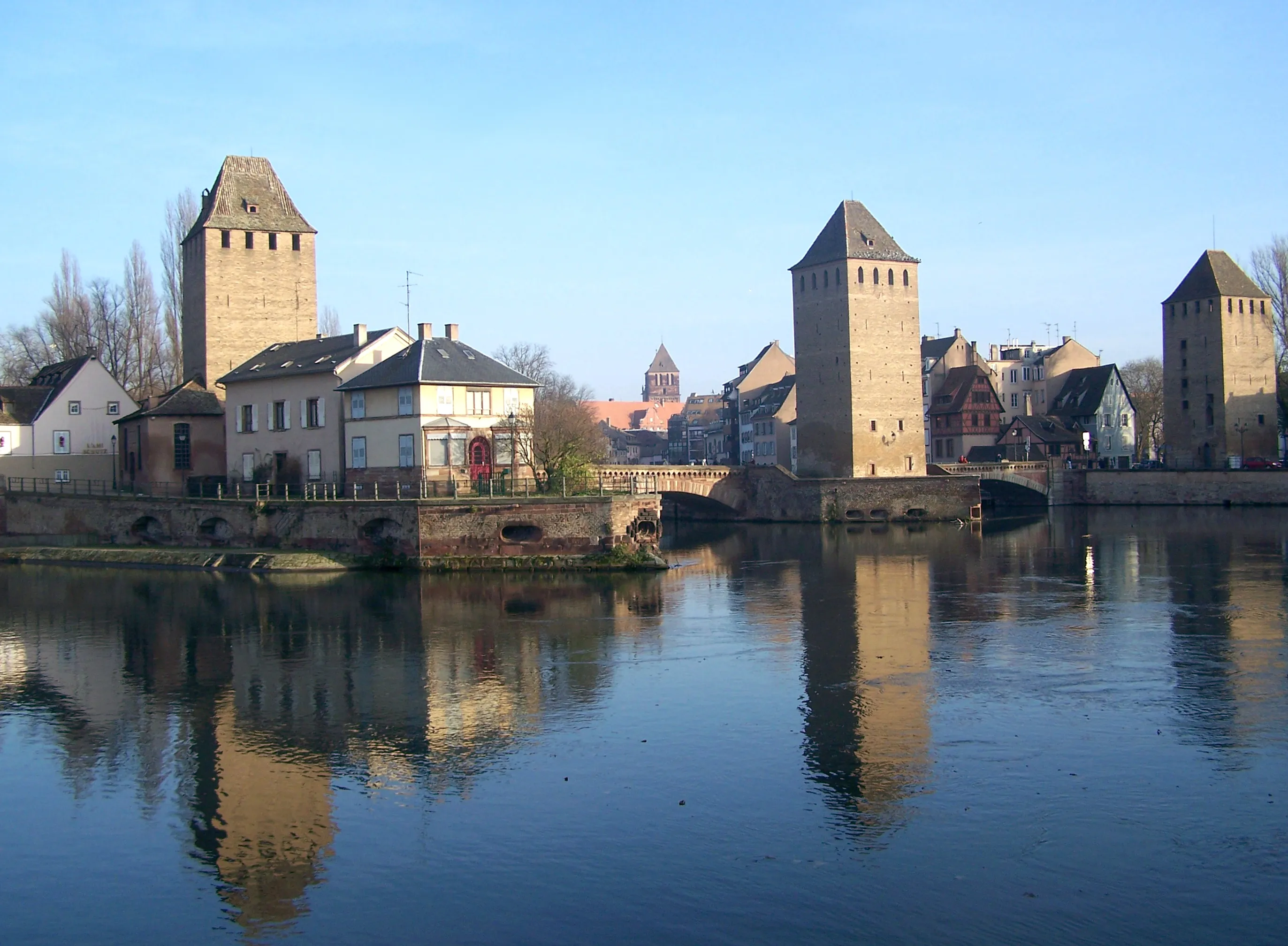 Vista representativa de la Presa Vauban en Estrasburgo.
