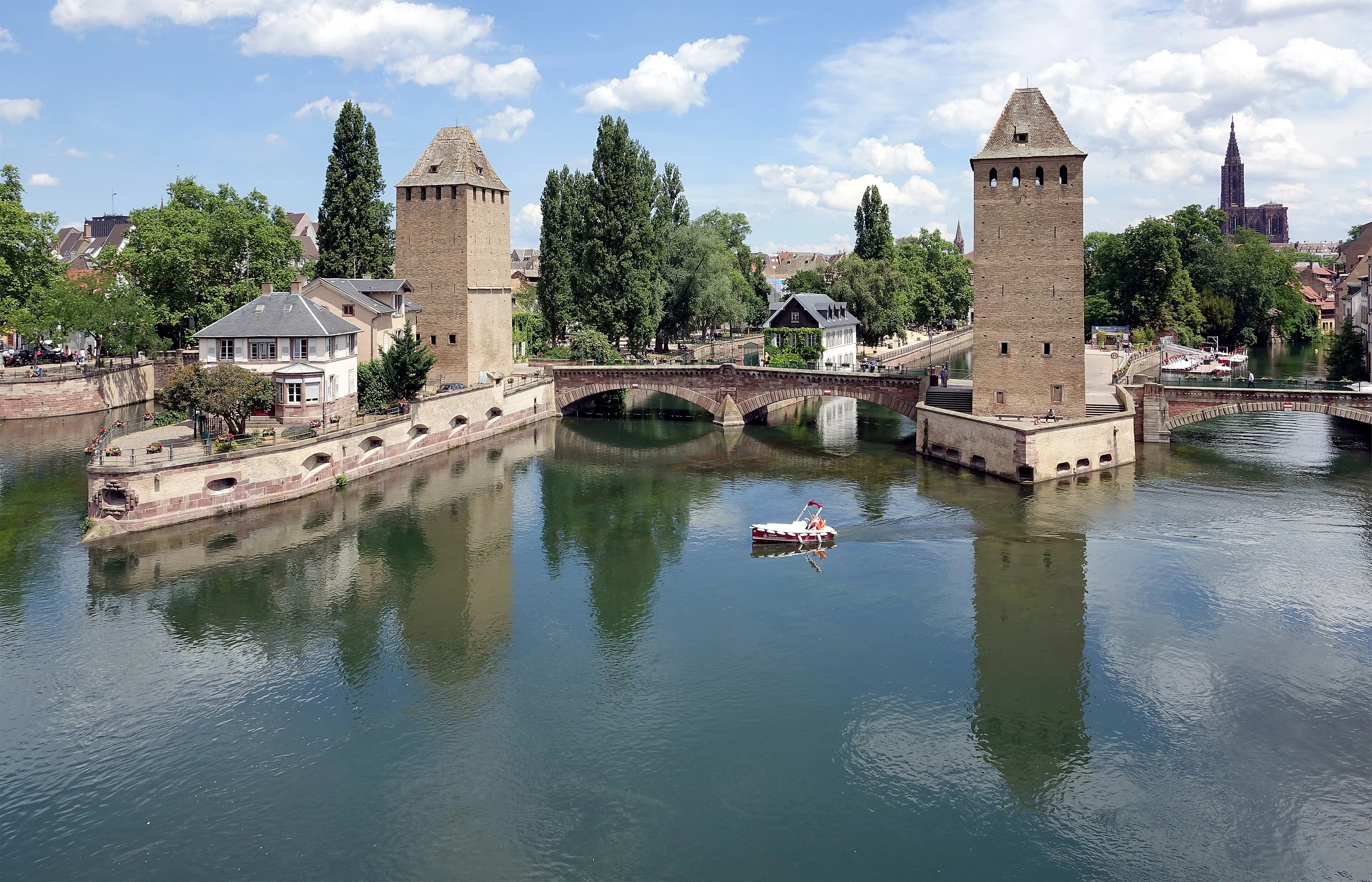 Vista exterior de la Presa Vauban en Estrasburgo.