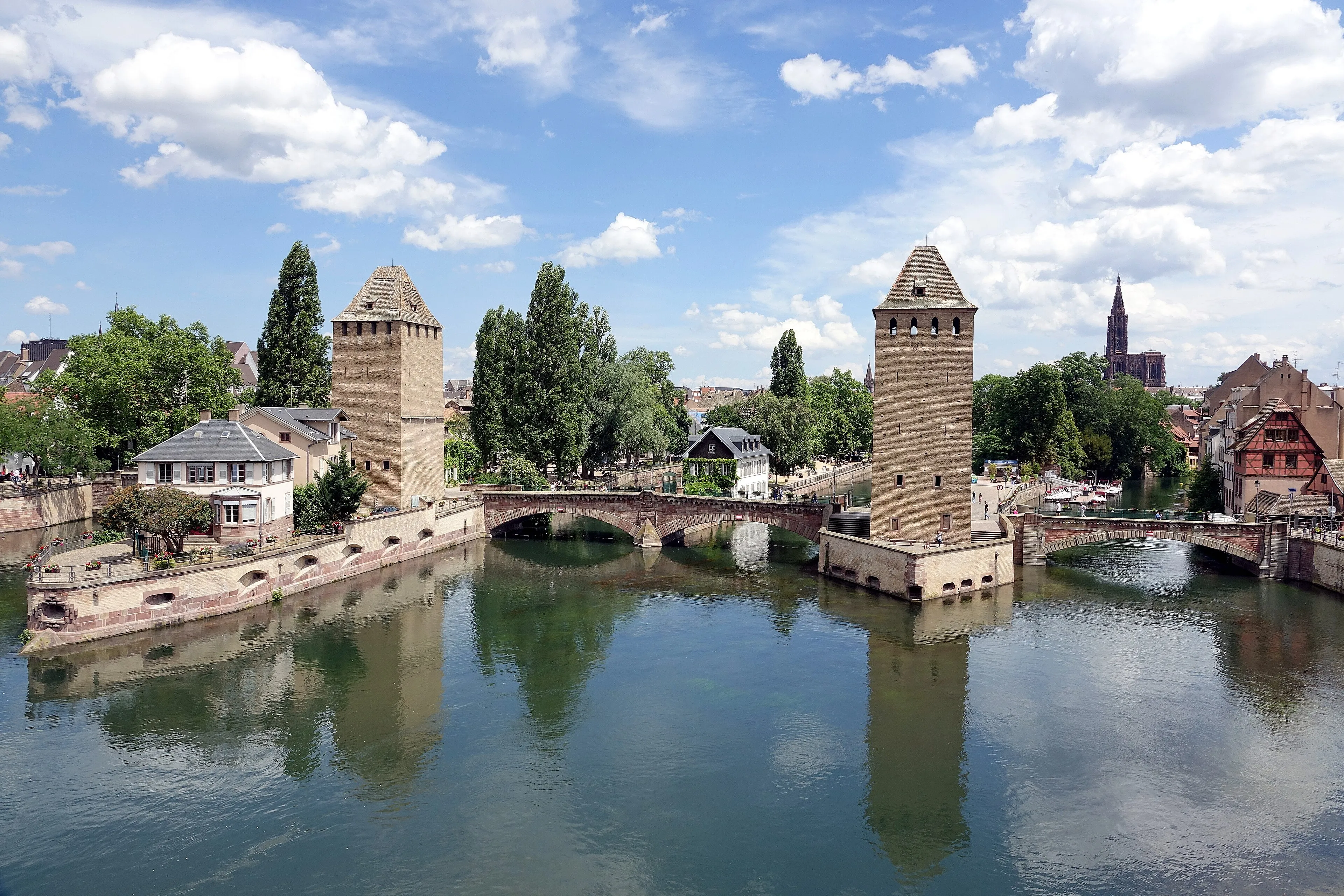 Vista exterior de la Presa Vauban en Estrasburgo.