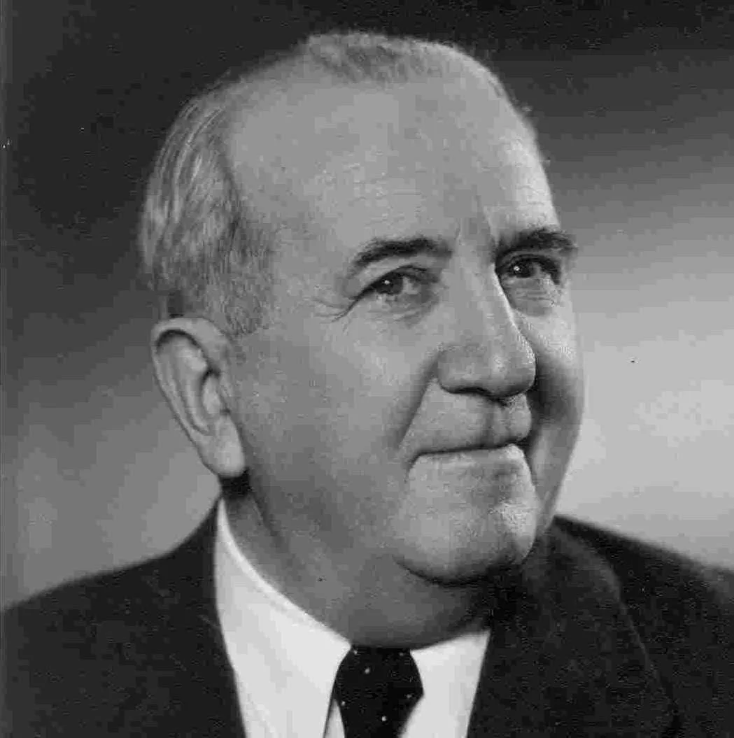retrato en blanco y negro de un hombre con traje y corbata