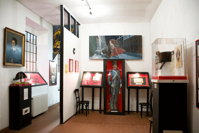 Interior del Museo del Crimen de Viena con vitrinas, cuadros enmarcados y una exposición central con una figura de tamaño real