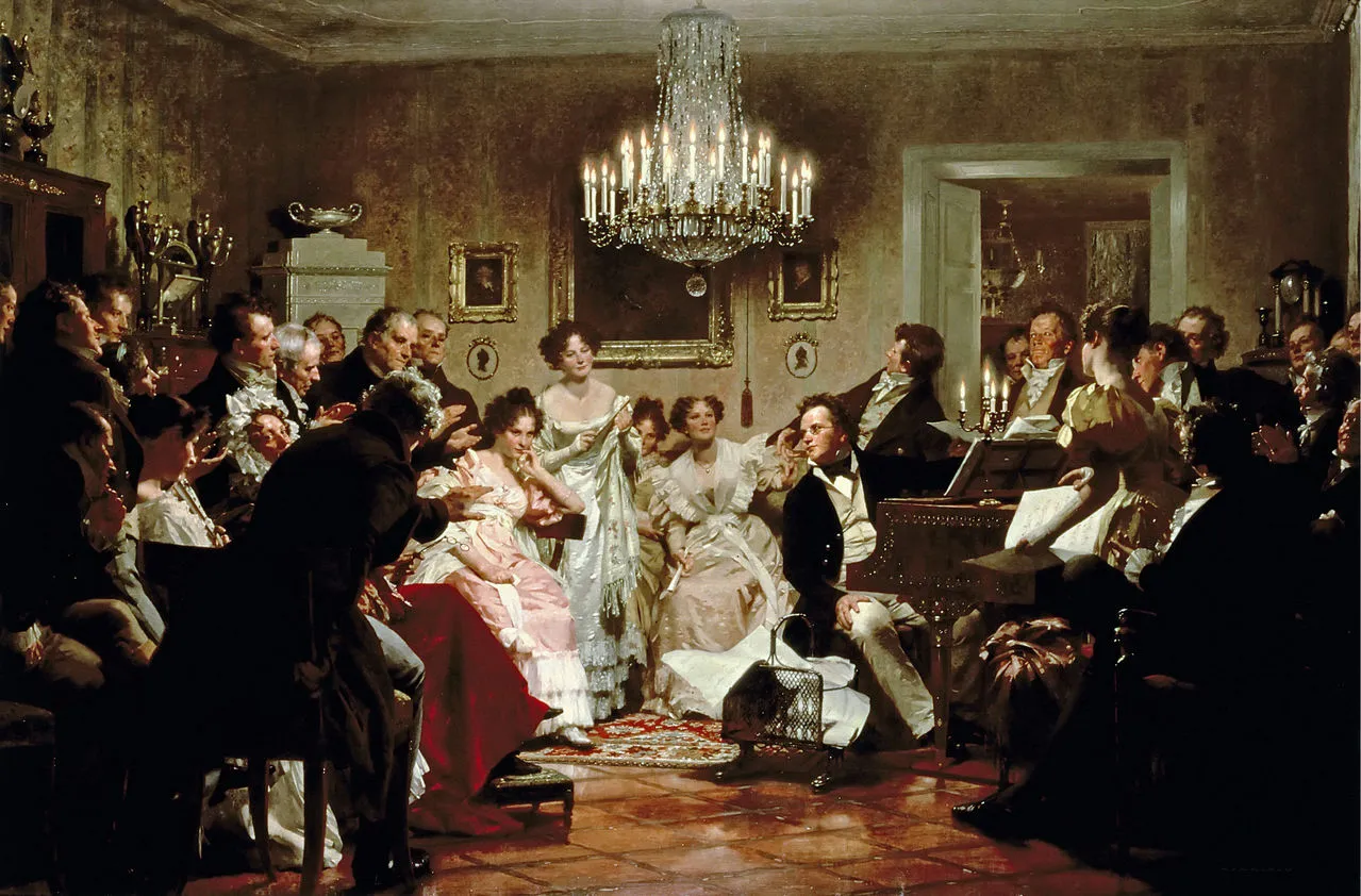una pintura de una reunión formal en una sala ornamentada con una lámpara de araña, personas vestidas de época y un piano