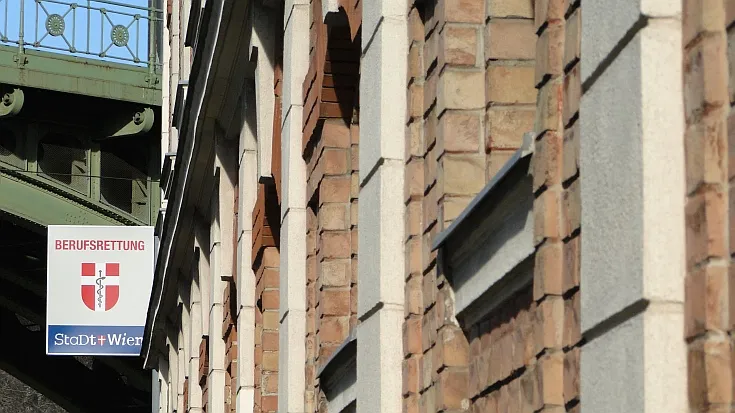 Fachada de edificio de ladrillo con un letrero del Museo de Rescate de Viena