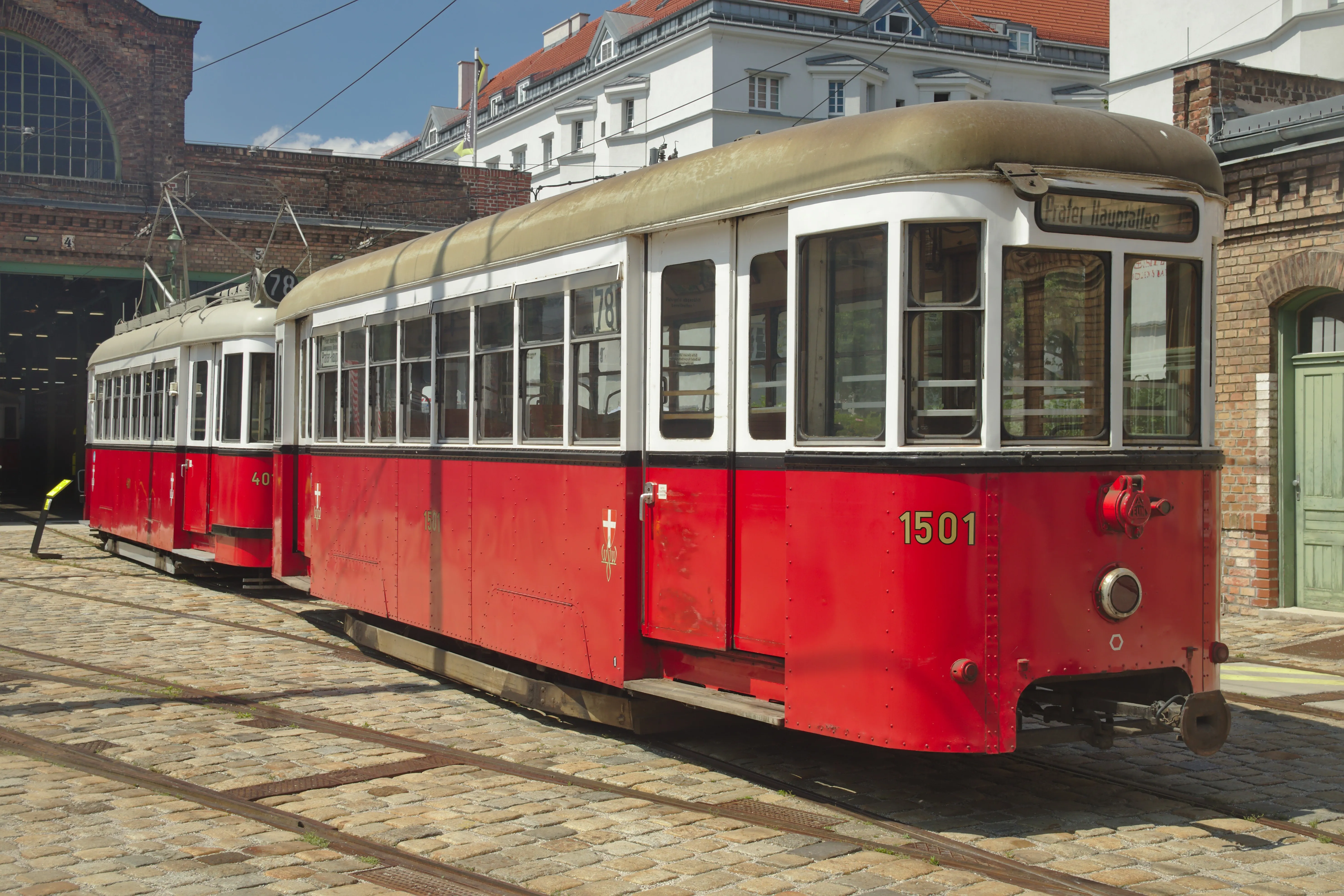 Czerwony zabytkowy tramwaj numer 1501 wystawiony w Muzeum Transportu Remise w Wiedniu.