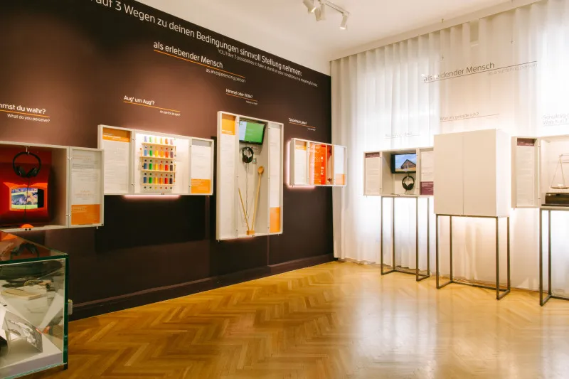 Interior del Museo Viktor Frankl con exposiciones y paneles informativos sobre una pared oscura